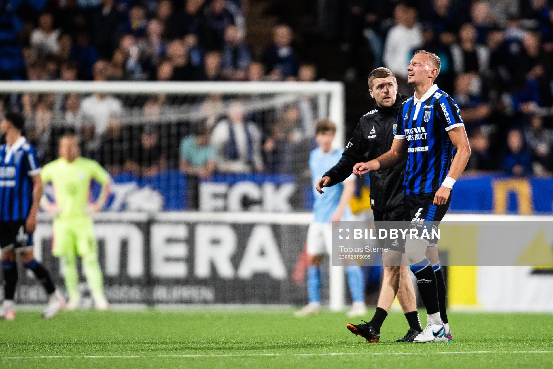 Sirius Jakob Voelkerling Persson har ont under fotbollsmatchen i Allsvenskan mellan Sirius och Malmö FF den 28 augusti 2023 i Uppsala. 