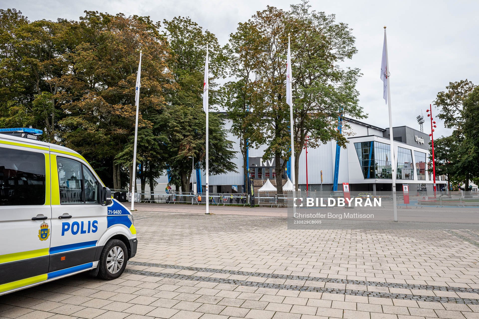 Polisbil står parkerad utanför Olympia