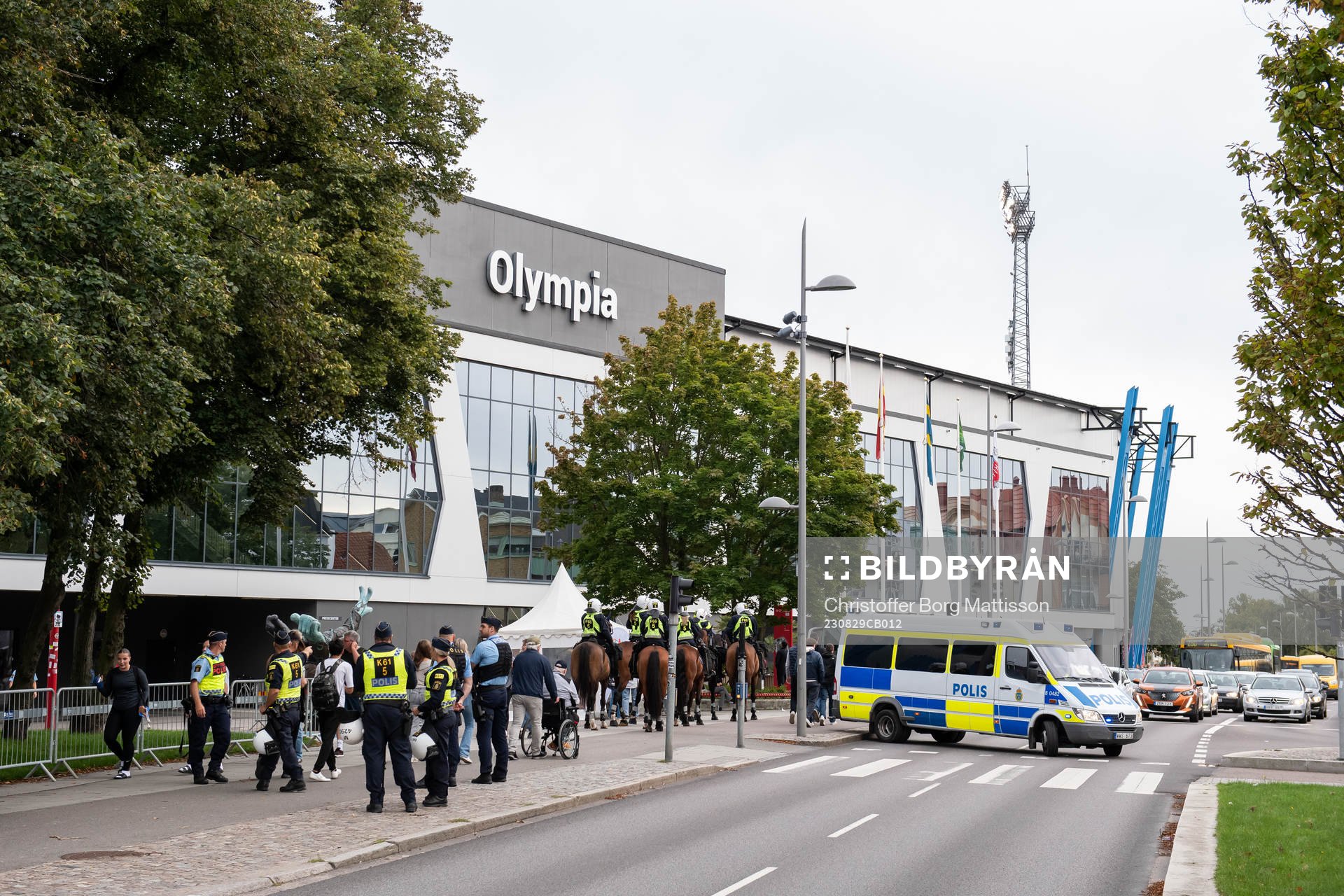Poliser utanför Olympia