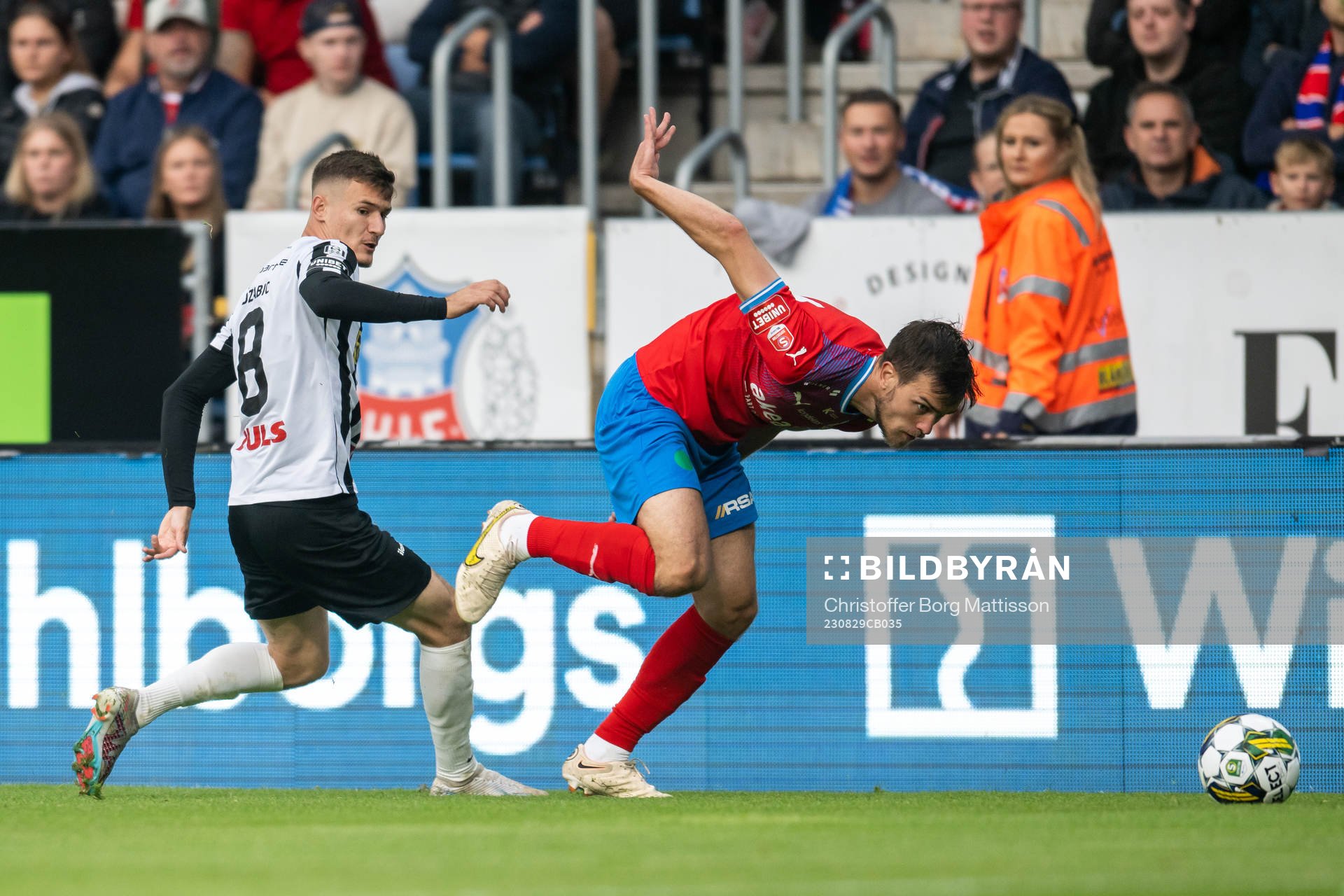 Landskronas Robin Dzabic och Helsingborgs Pavle Vagic under fotbollsmatchen i Superettan mellan Helsingborg och Landskrona den 29 augusti 2023 i Helsingborg.