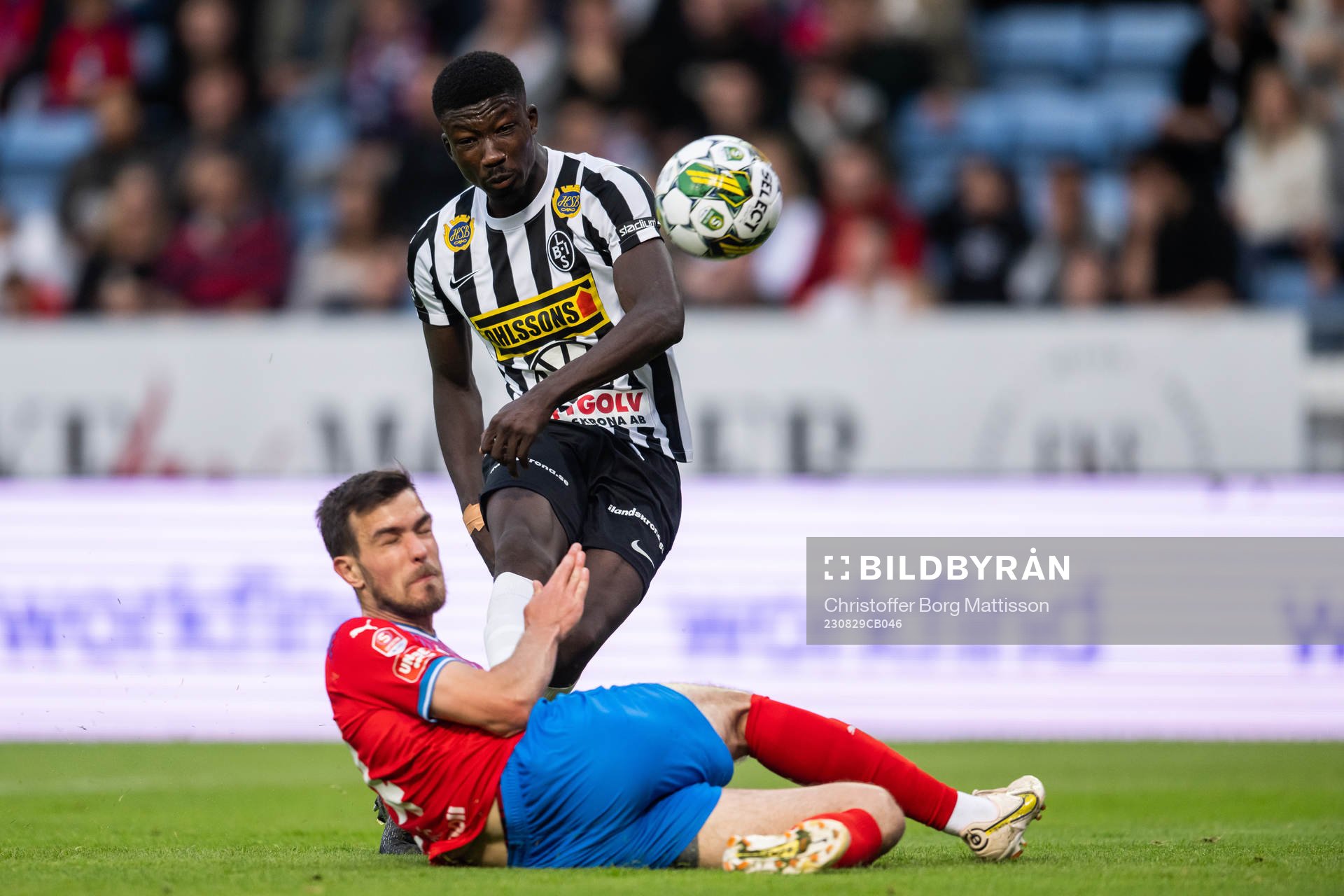 Landskronas Ousmane Diawara och Helsingborgs Pavle Vagic under fotbollsmatchen i Superettan mellan Helsingborg och Landskrona den 29 augusti 2023 i Helsingborg.