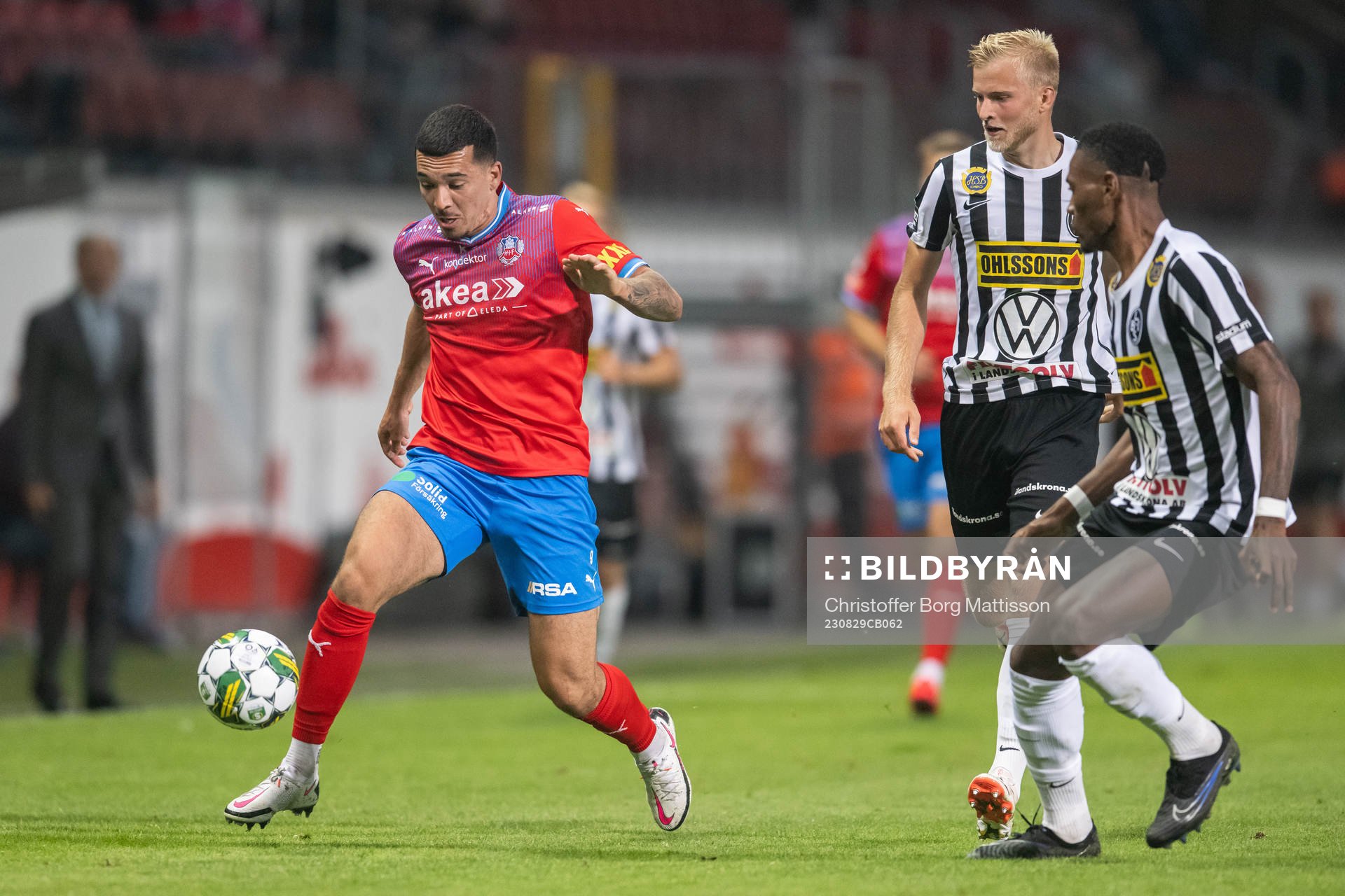 Helsingborgs Lucas Lima, Landskronas Johan Rapp och Samuel Kotto under fotbollsmatchen i Superettan mellan Helsingborg och Landskrona den 29 augusti 2023 i Helsingborg. 