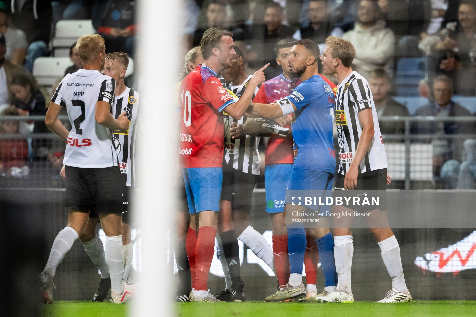 Helsingborgs Rasmus Jönsson i en diskussion med