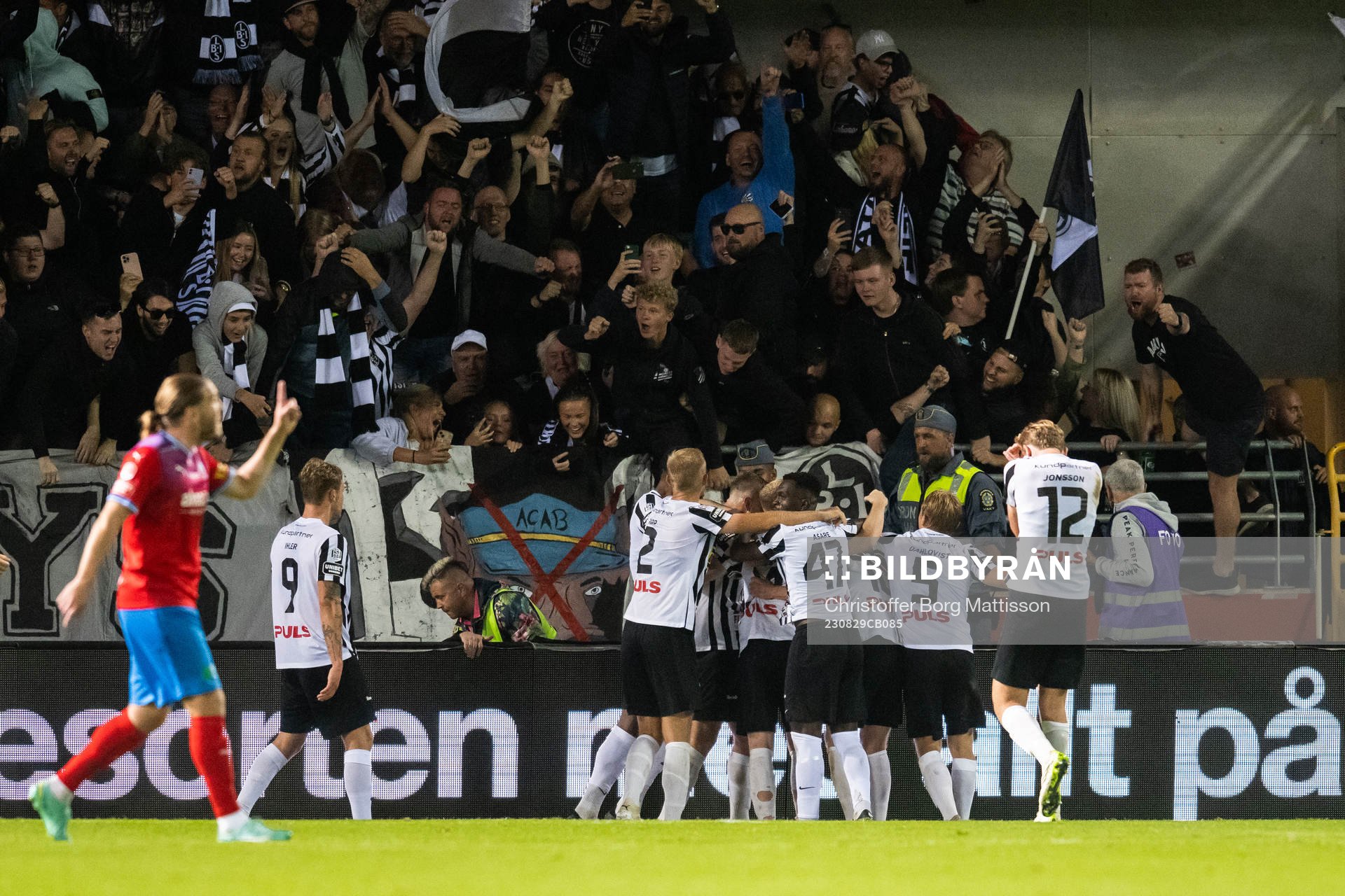 Landskronas Adam Egnell jublar med lagkamrater efter 1-2 under fotbollsmatchen i Superettan mellan Helsingborg och Landskrona den 29 augusti 2023 i Helsingborg.
