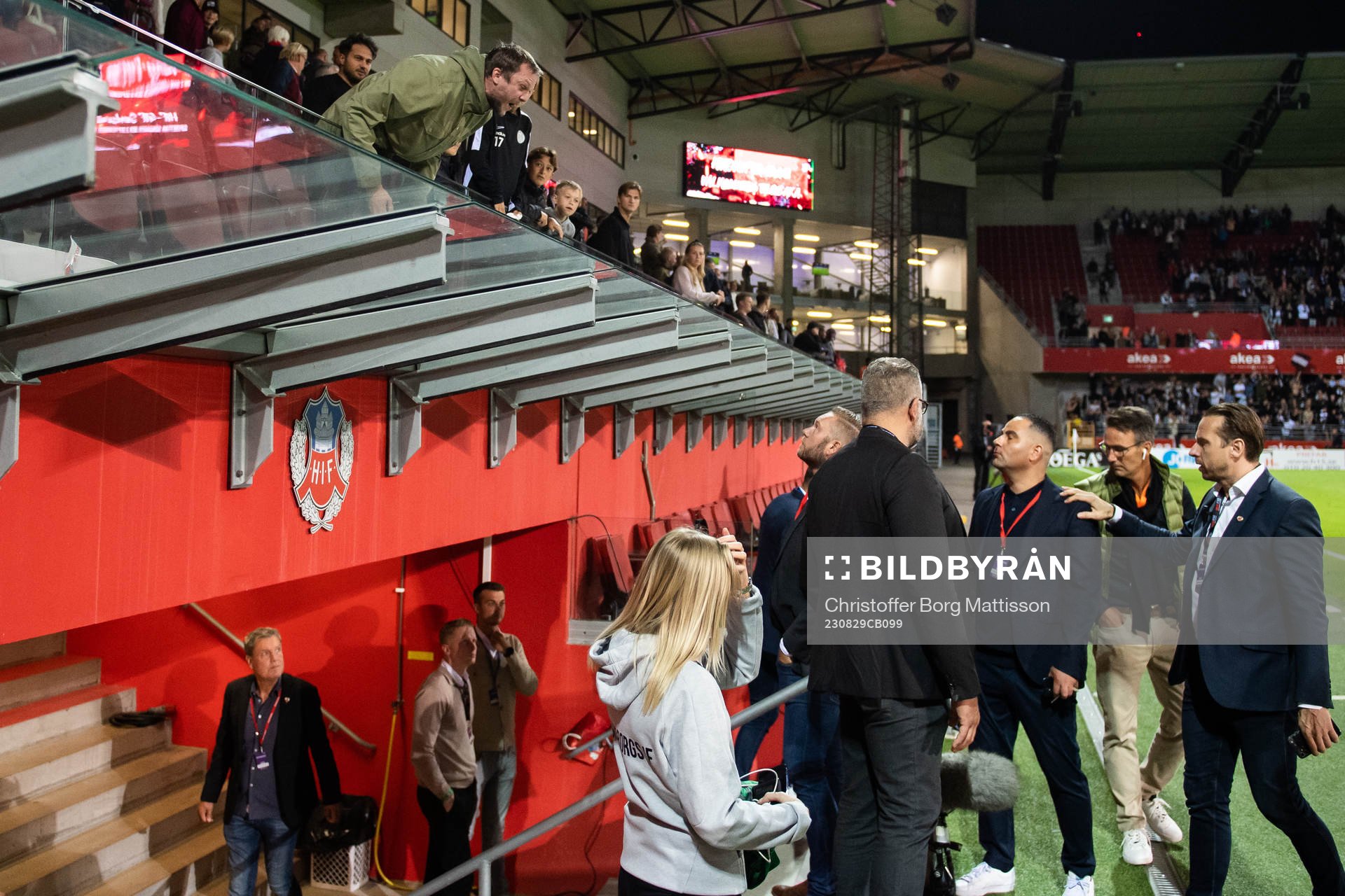 Helsingborgs klubbchef Joel Sandborg diskuterar med
