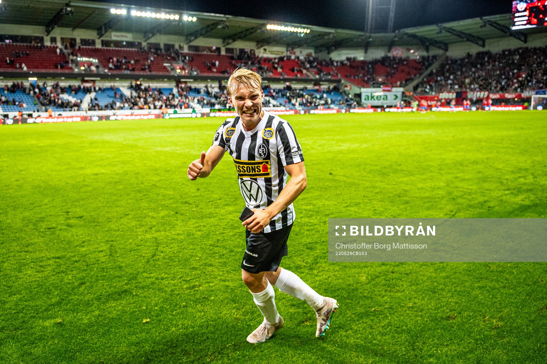 Landskronas Edvin Dahlqvist jublar efter fotbollsmatchen i Superettan mellan Helsingborg och Landskrona den 29 augusti 2023 i Helsingborg.
