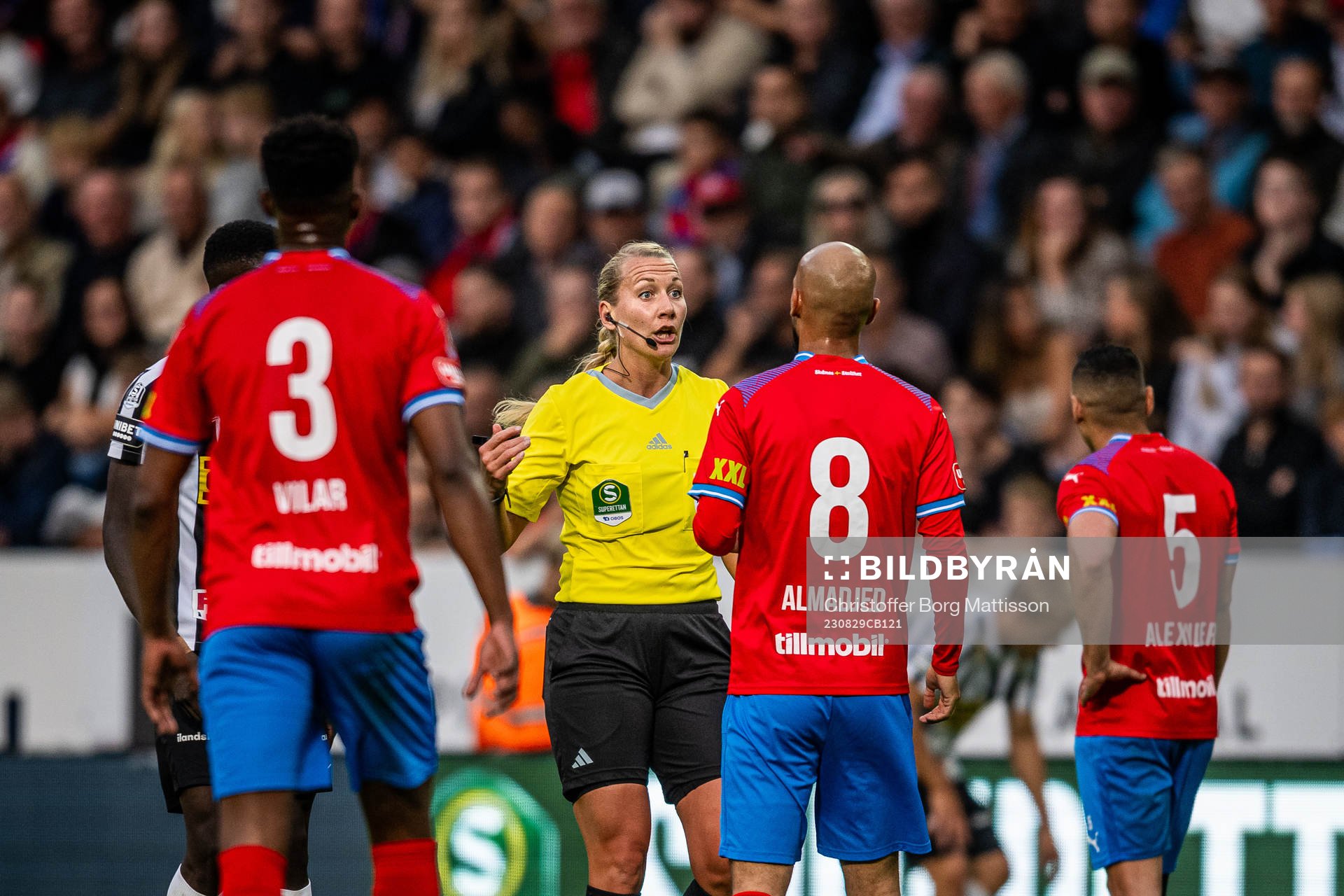 Domare Tess Olofsson i samtal med Helsingborgs Sumar Almadjed under fotbollsmatchen i Superettan mellan Helsingborg och Landskrona den 29 augusti 2023 i Helsingborg.