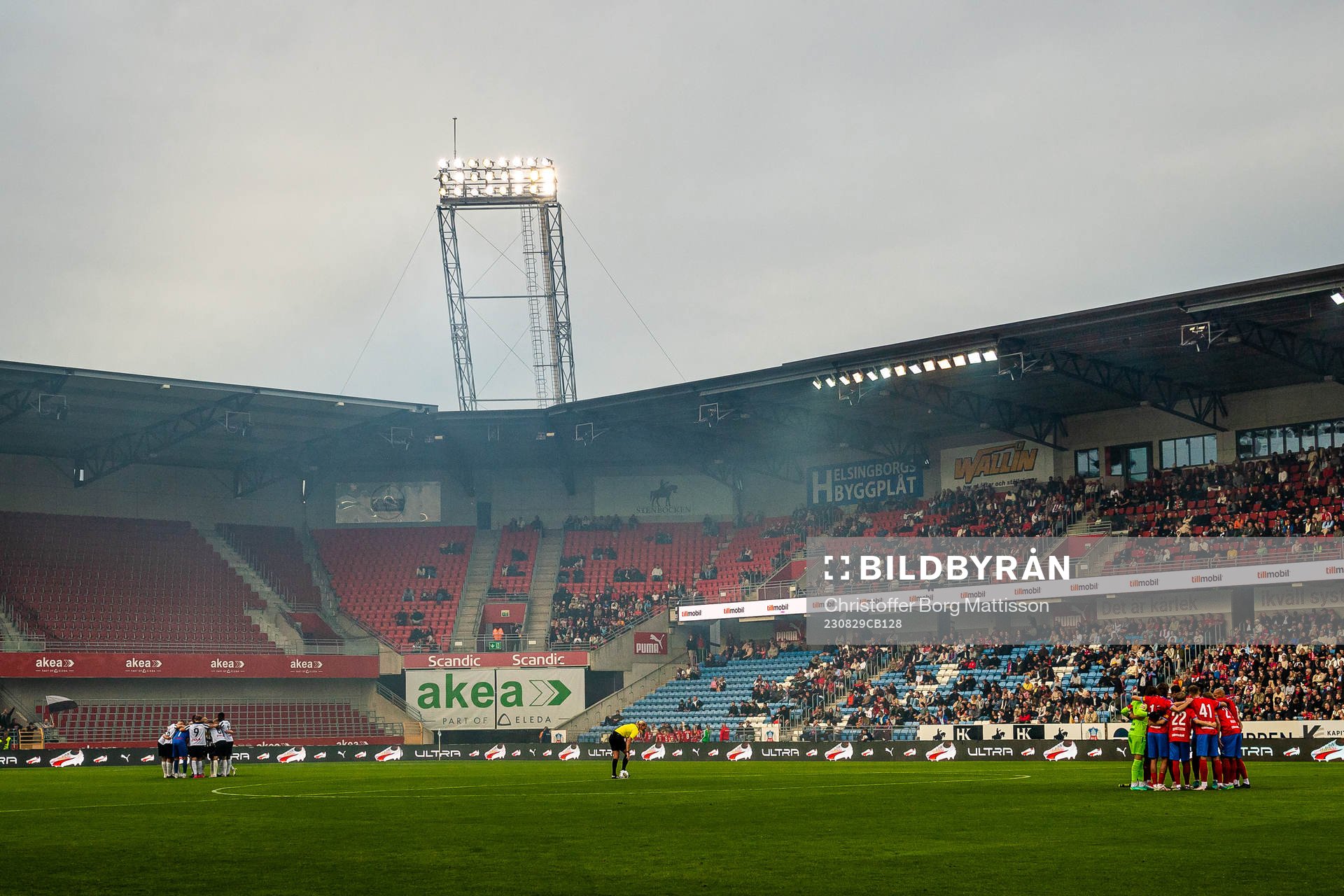 Landskronas och Helsingborgs spelare samlas