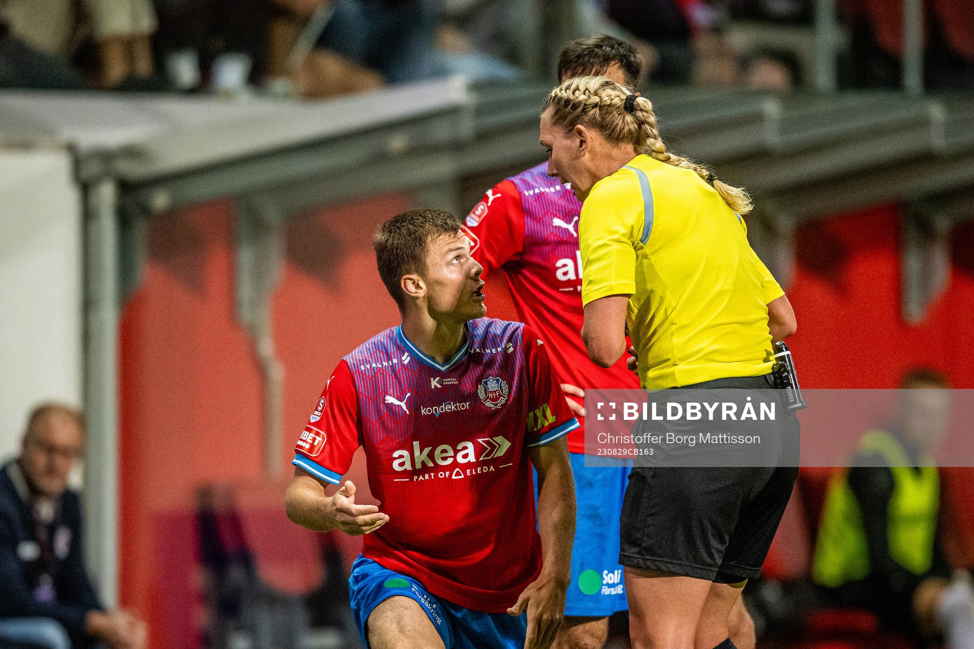 Helsingborgs Erik Ring i samtal med Domare Tess Olofsson