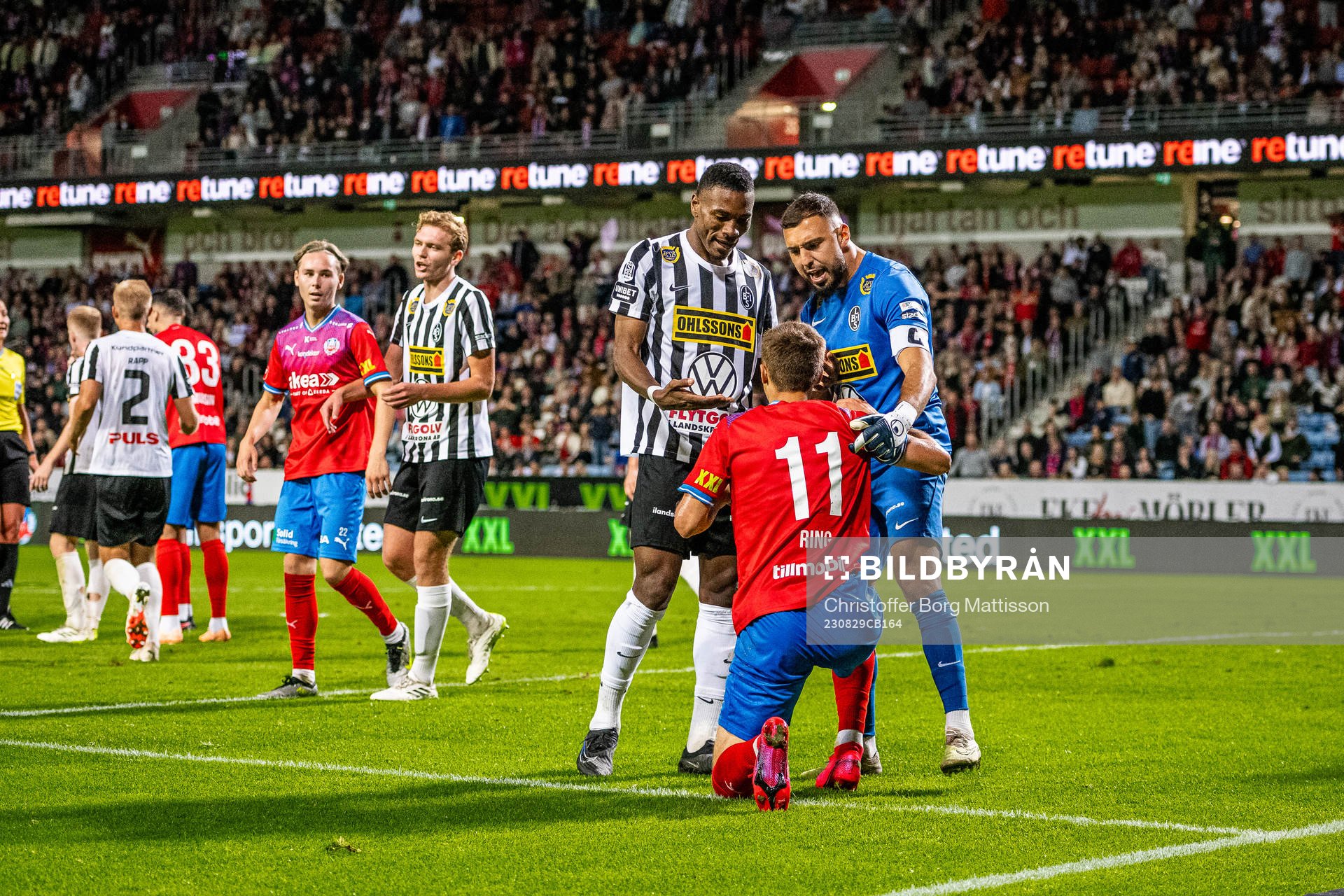 Helsingborgs Erik Ring i dispyt med Landskronas Samuel