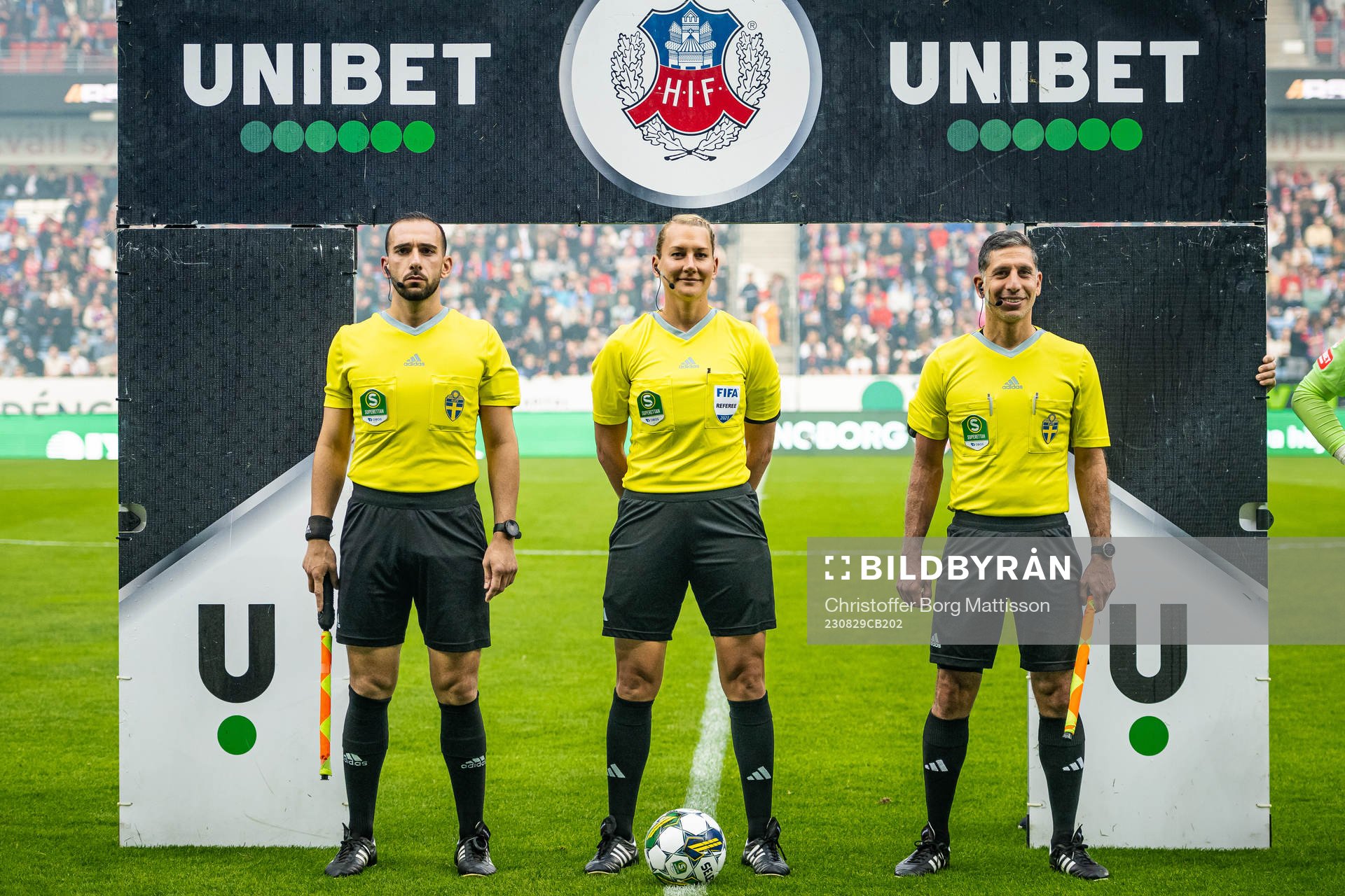 Assisterande domare Abdelmasih Gergess, domare Tess Olofsson och assisterande domare Josef Alacam inför fotbollsmatchen i Superettan mellan Helsingborg och Landskrona den 29 augusti 2023 i Helsingborg.