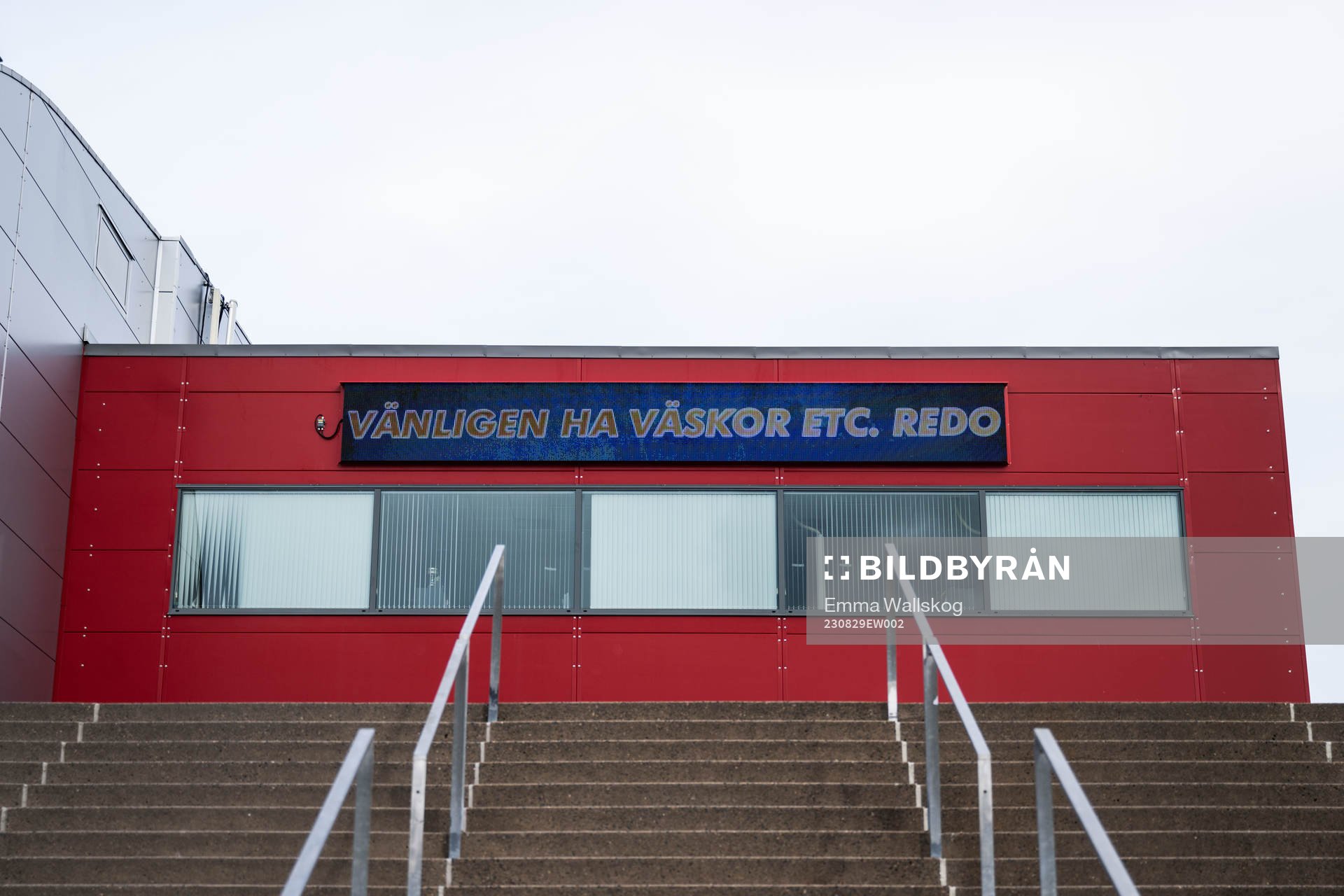 En skylt om att ha väskor redo