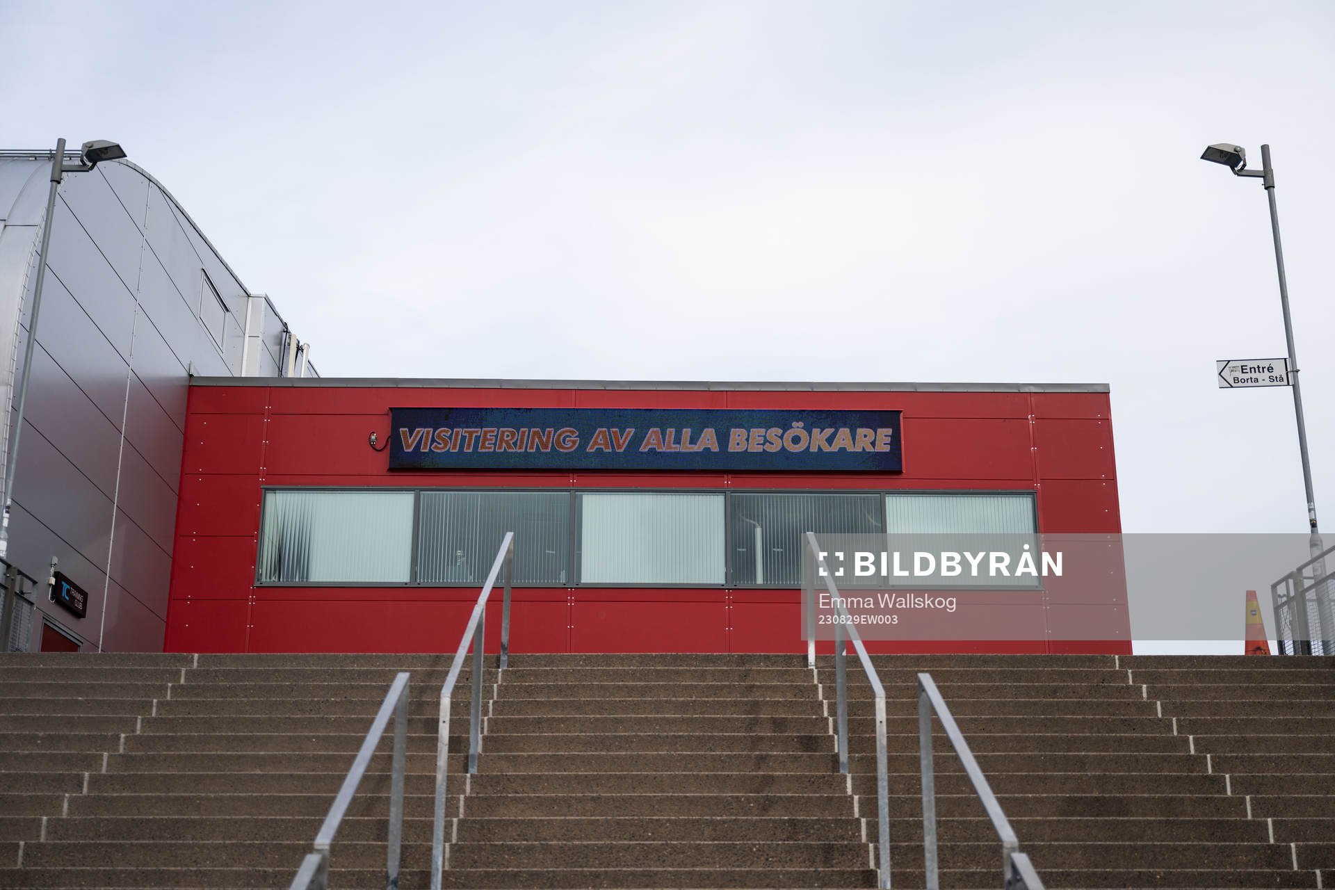 En skylt om visitering på Scaniarinken innan