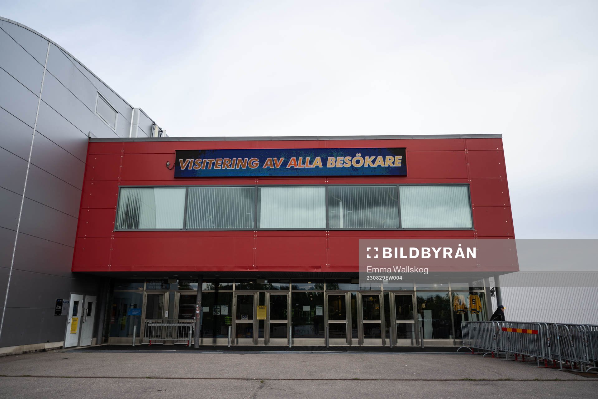 En skylt om visitering på Scaniarinken innan