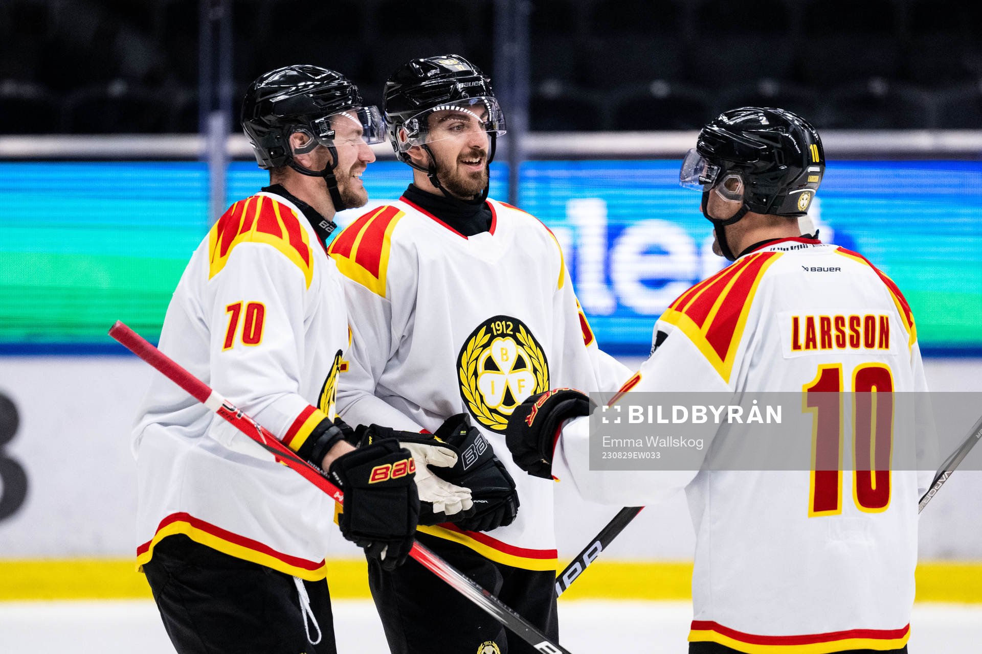 Brynäs Jack Kopacka jublar med Miks Indrasis och Johan