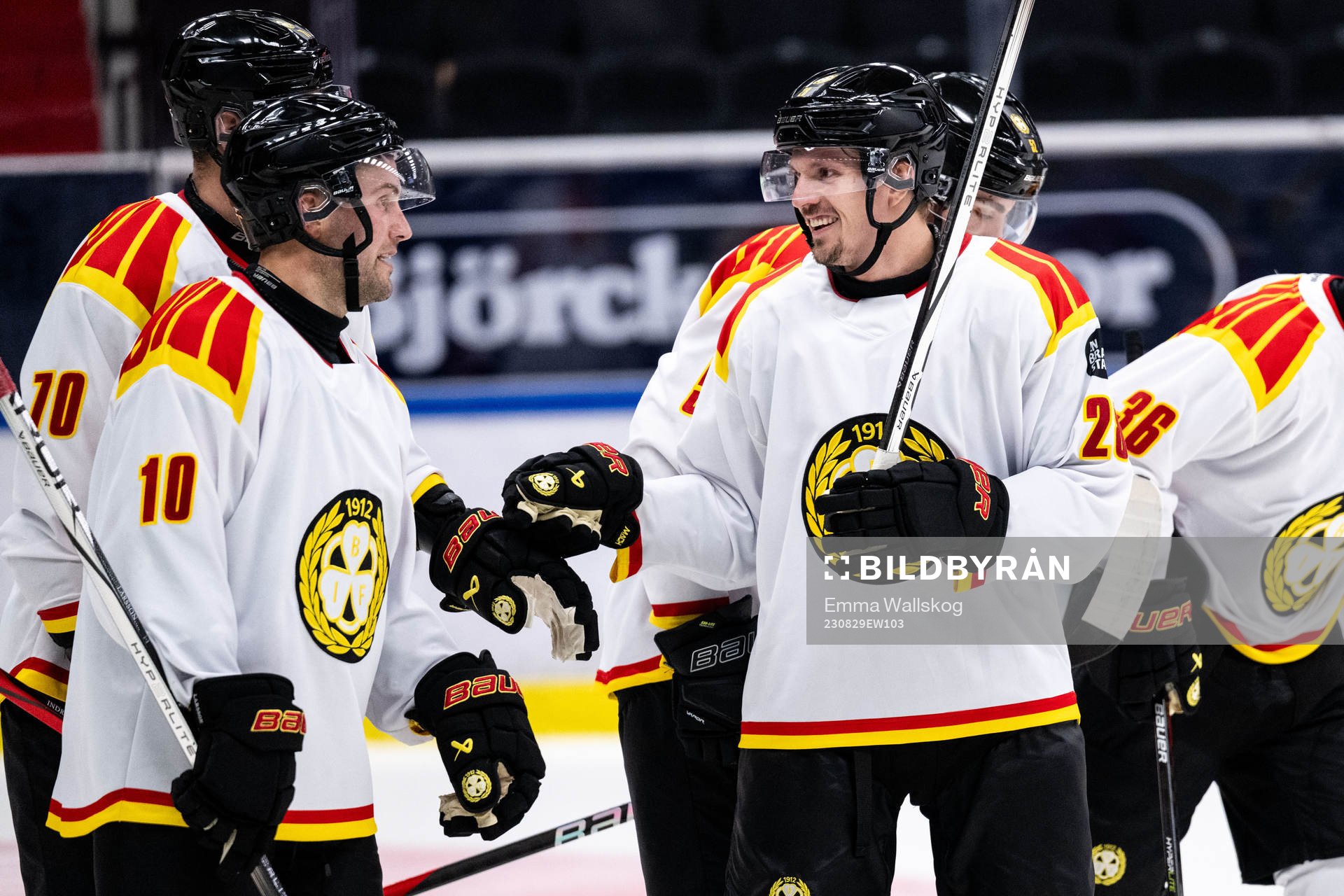 Brynäs Johan Larsson och Johannes Kinnvall jublar