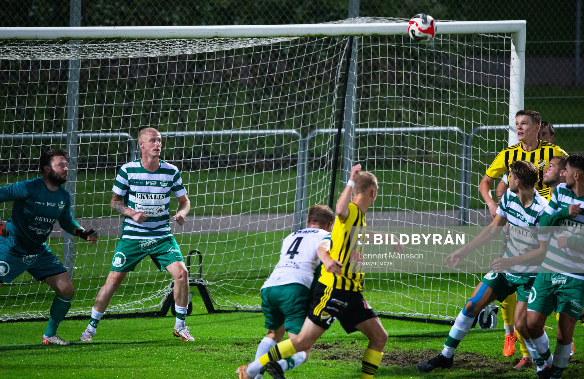 IFK Hässleholms Max Nilsson nickar i ribban och in, men