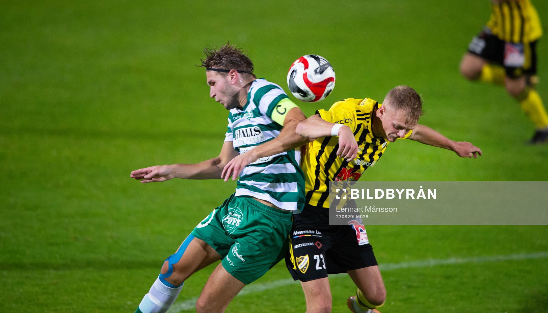 IFK Hässleholms Max Eriksson nickduellerar i matchen i