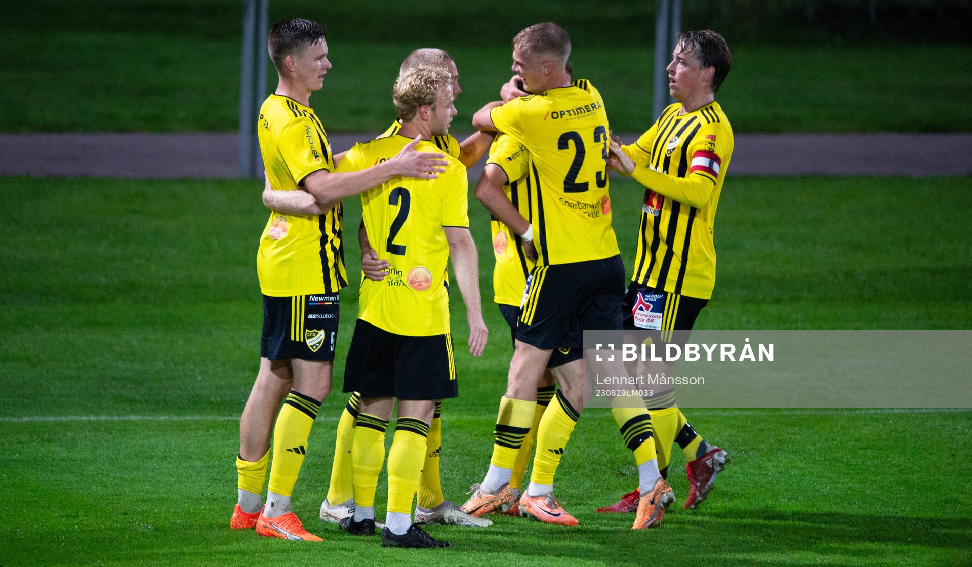 IFK Hässleholms Philip Berndt har gjort 4-1 och grattas i