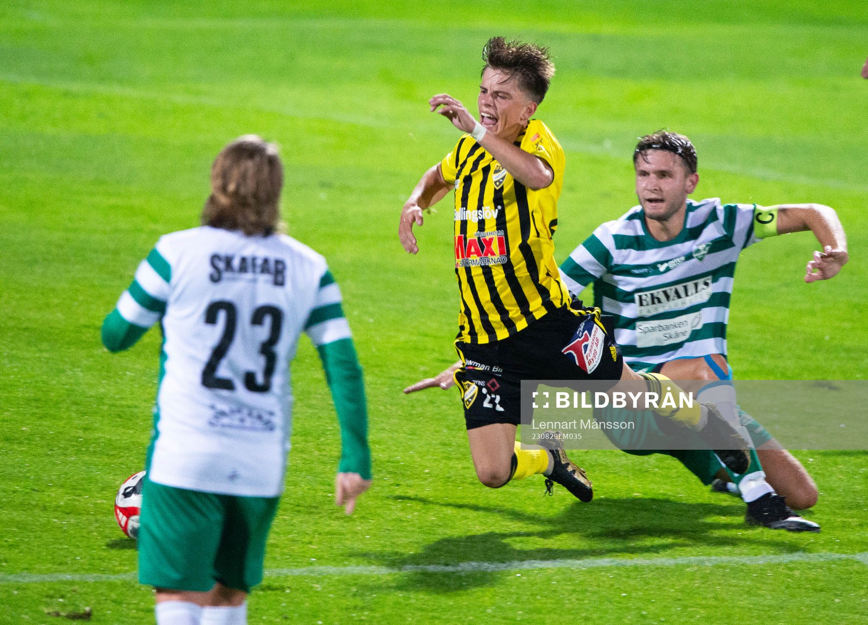 IFK Hässleholms Philip Berndt  Jussi Tikkanen görs ner