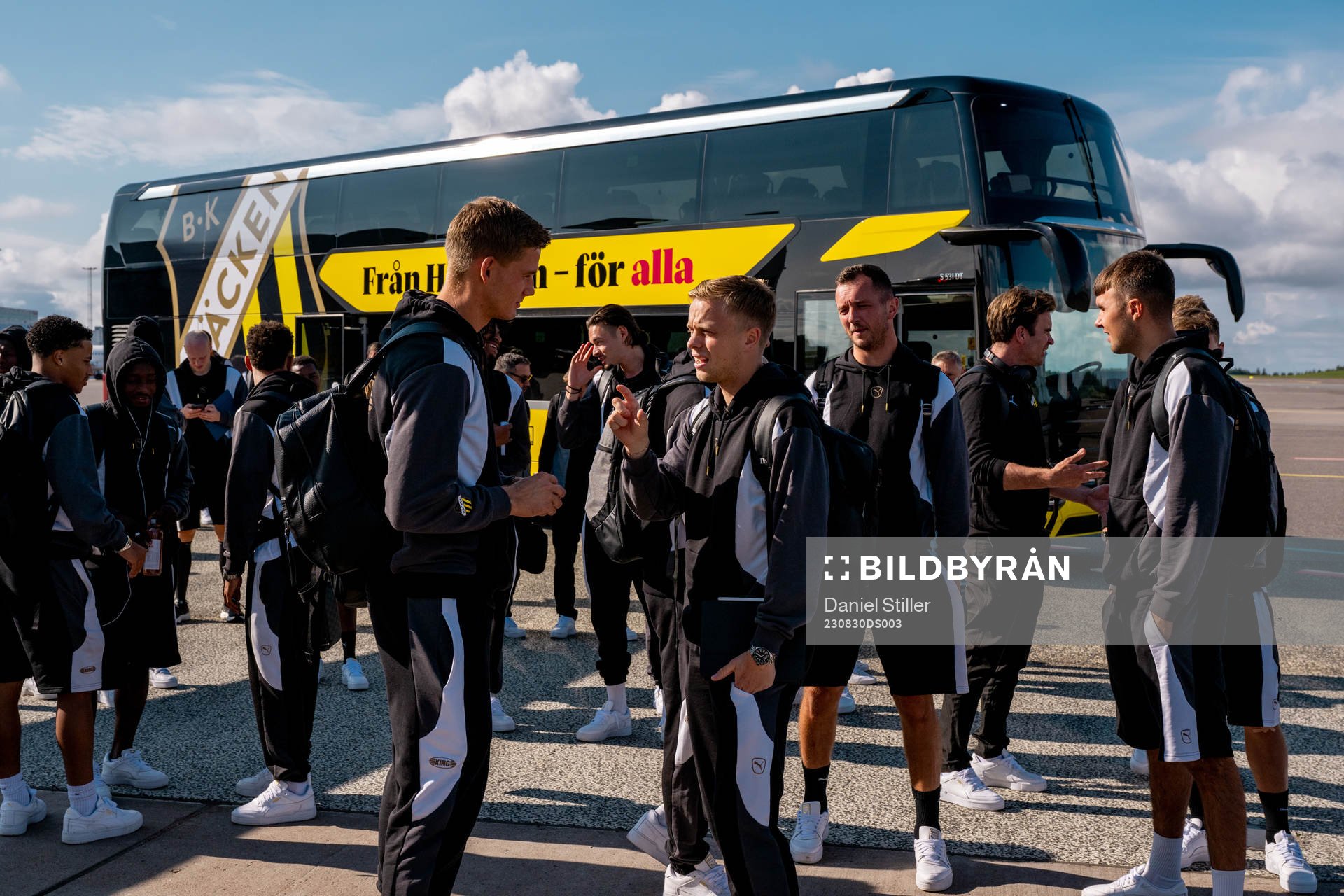 The Häcken team about to board the airplane