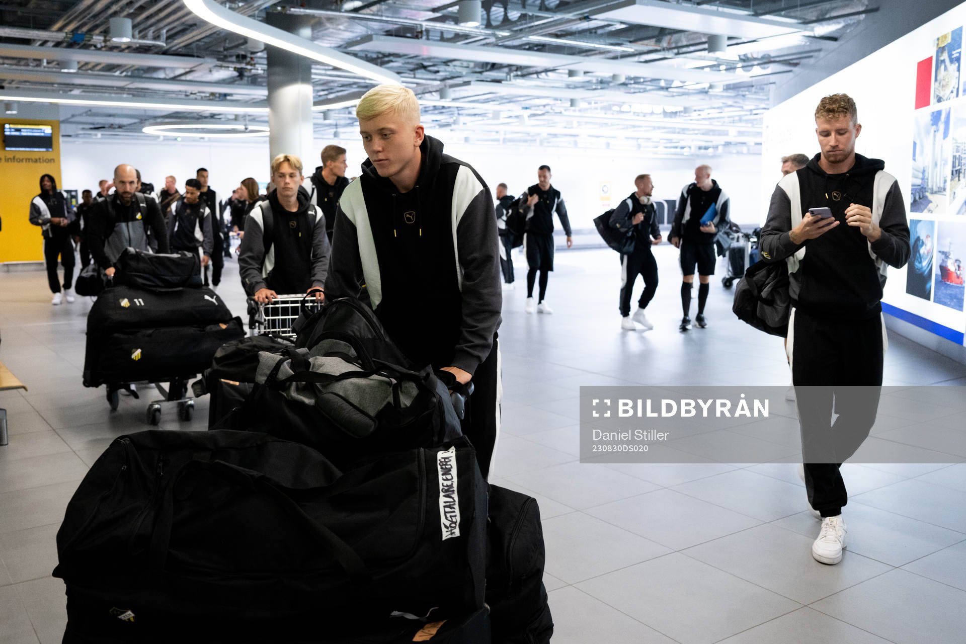Isak Brusberg and Samuel Gustafson at the airport