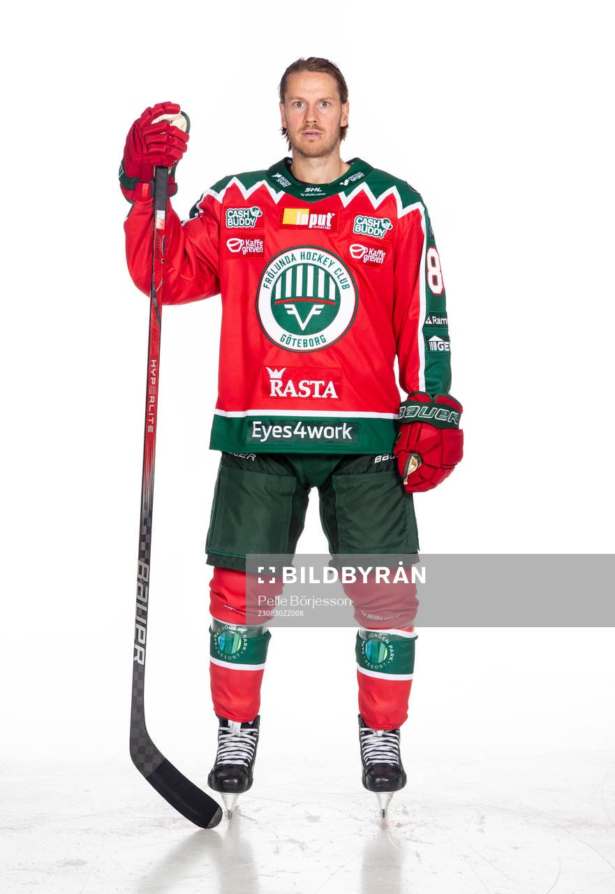 Frölundas Erik Thorellposerar för ett porträtt