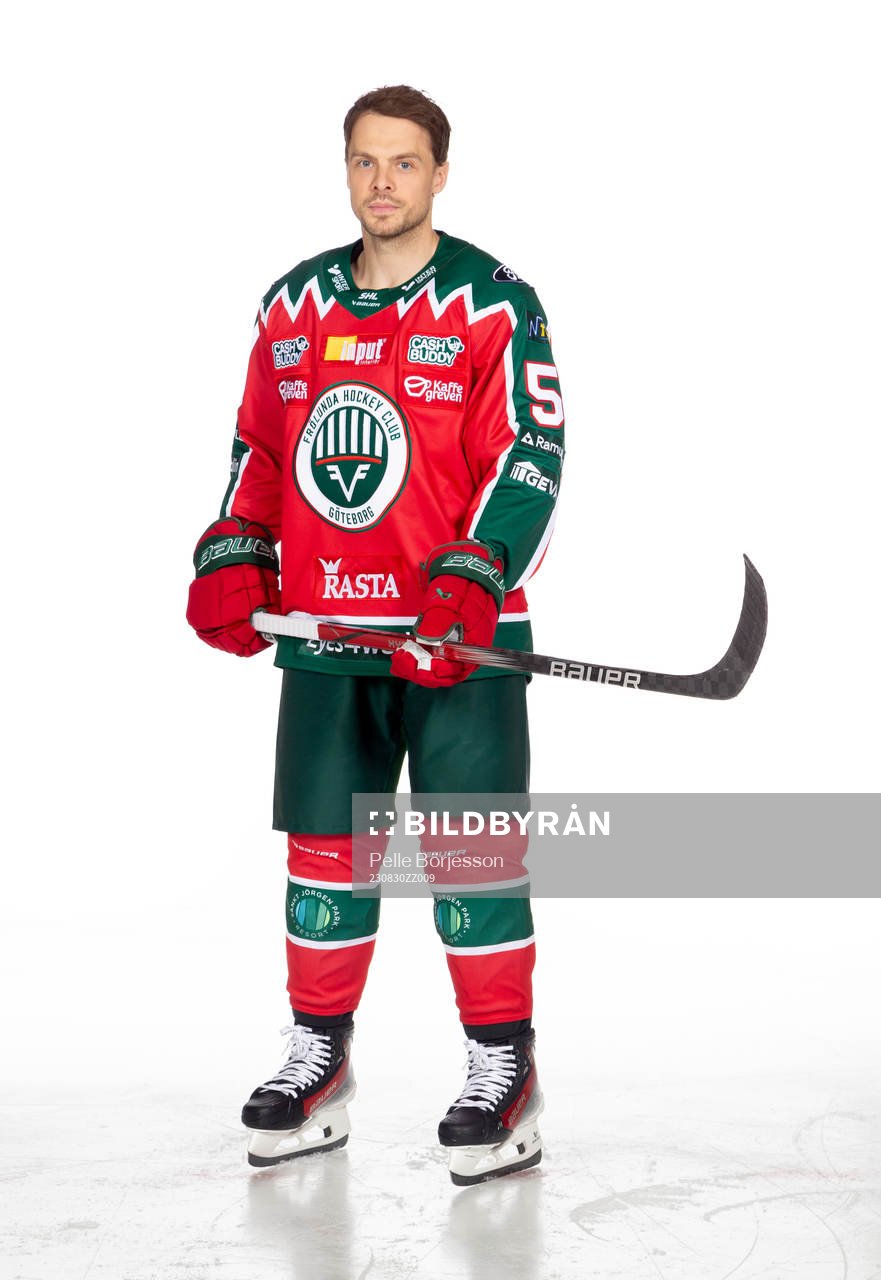 Frölundas Mats Rosseli Olsenposerar för ett porträtt