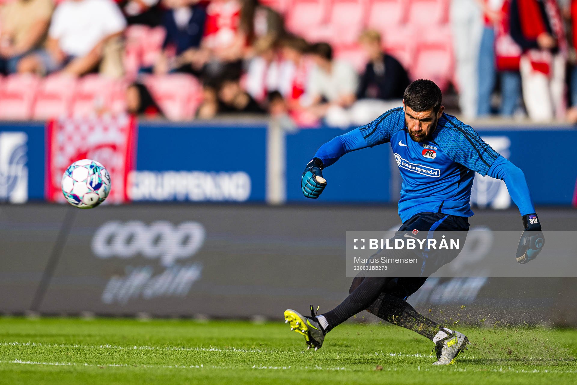 Mathew Ryan of AZ Alkmaar warms up