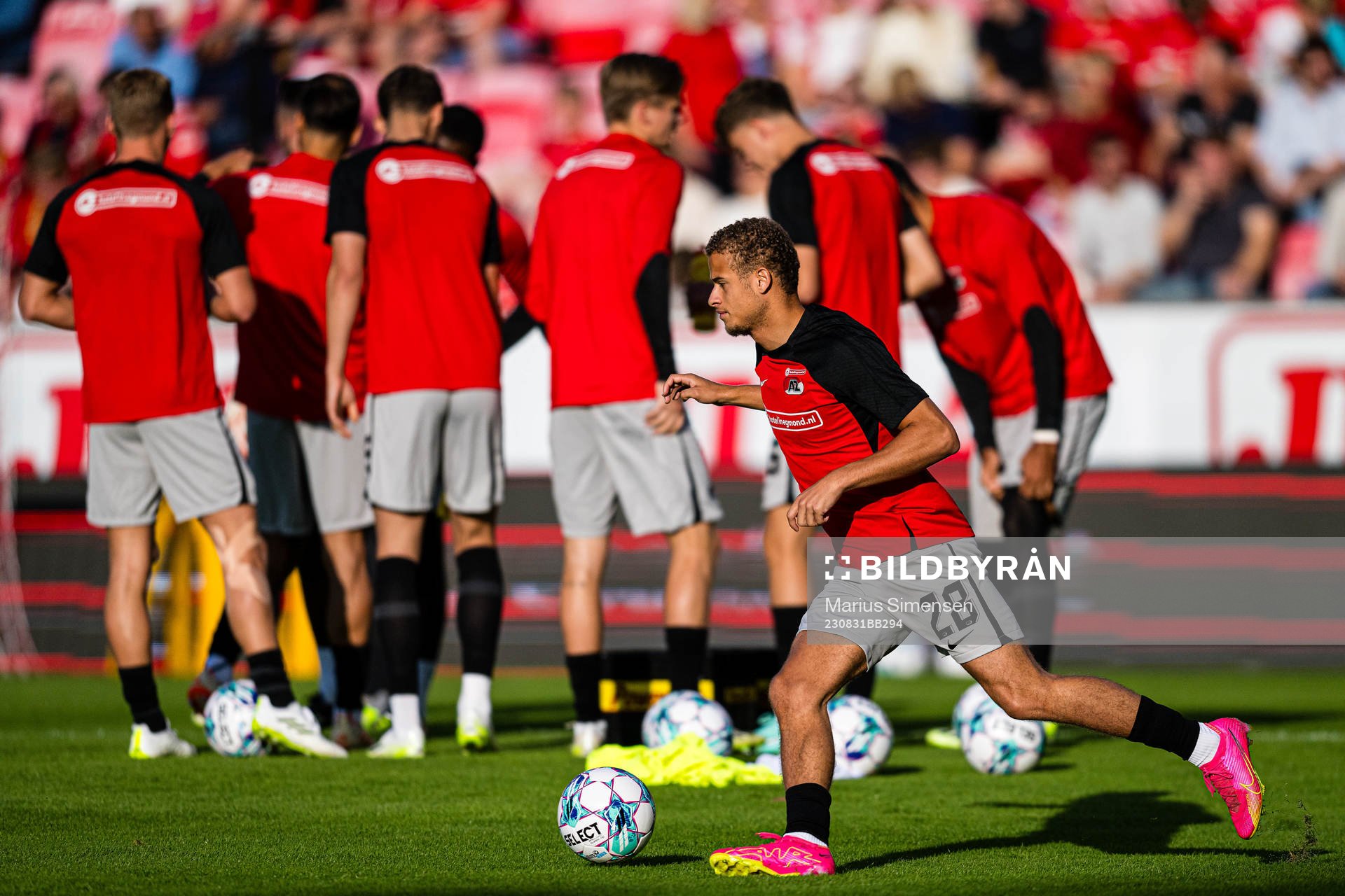 Kenzo Goudmijn of AZ Alkmaar warms up