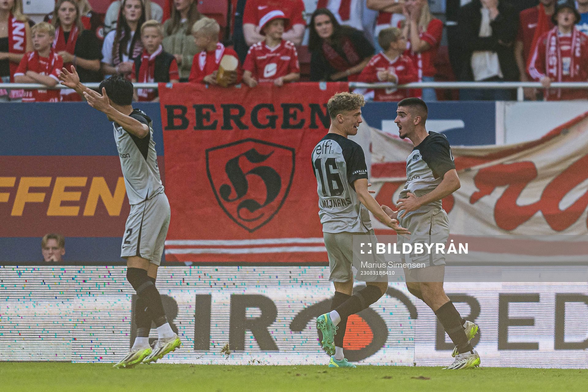 Mayckel Lahdo of AZ Alkmaar celebrates