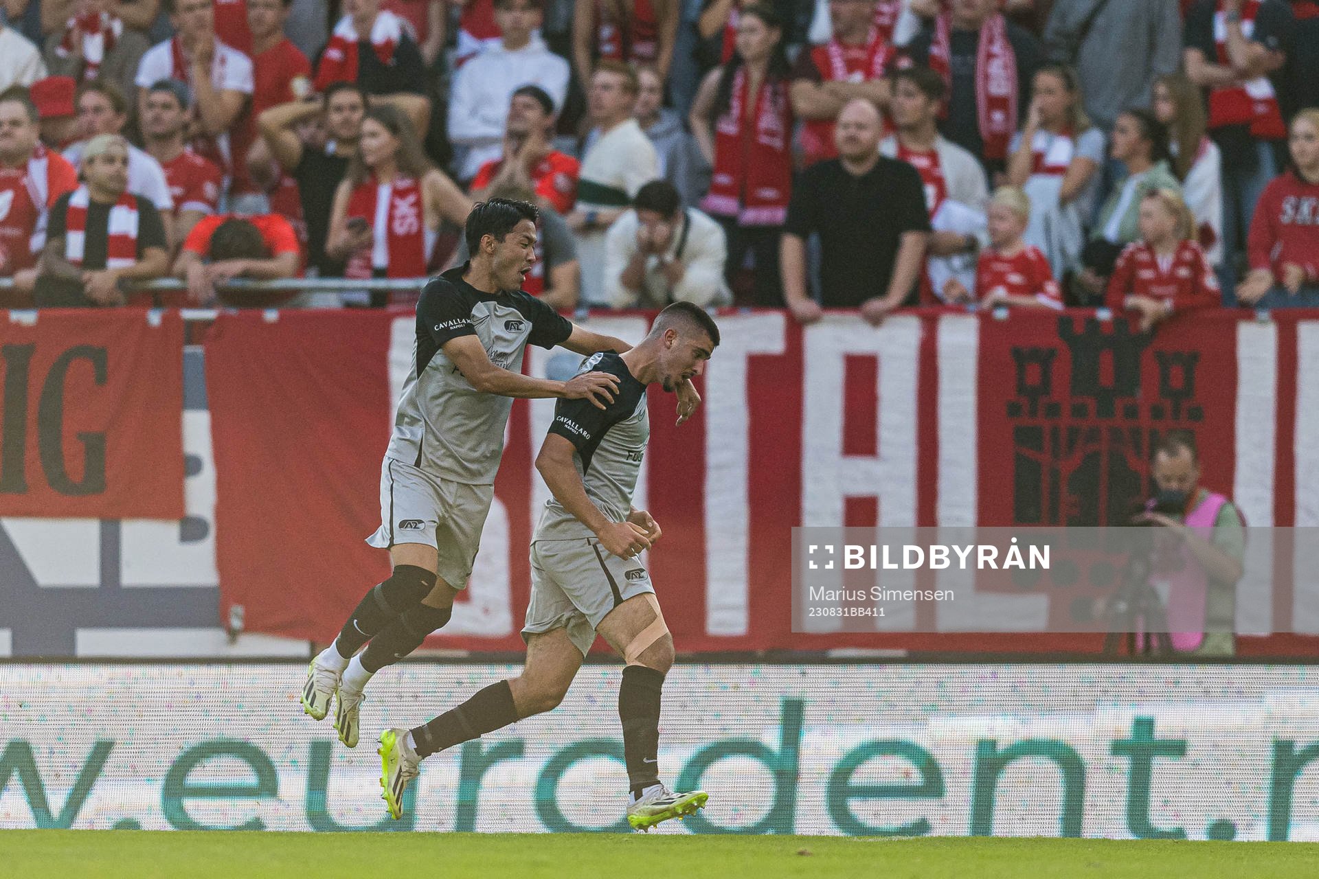 Mayckel Lahdo of AZ Alkmaar celebrates