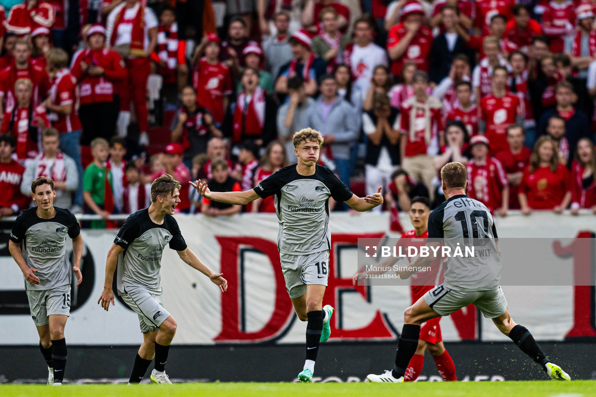 Sven Mijnans of AZ Alkmaar celebrates