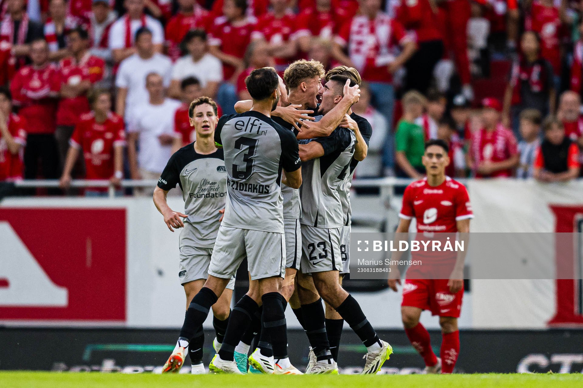 Sven Mijnans of AZ Alkmaar celebrates