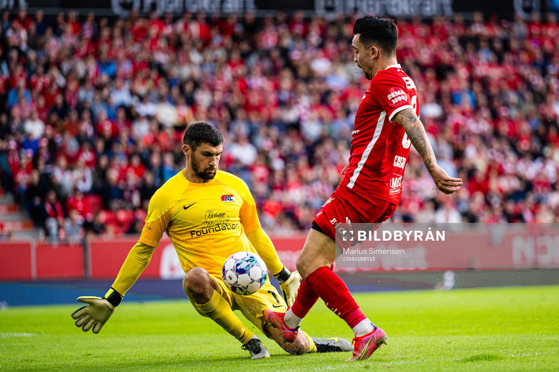 Mathew Ryan of AZ Alkmaar and Niklas Castro of Brann