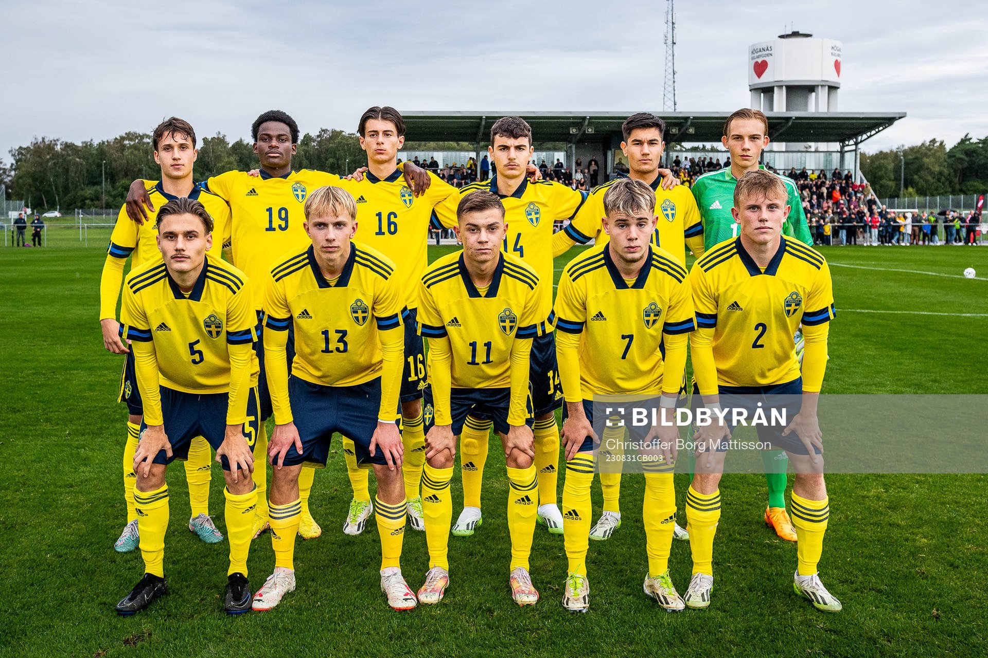 Sveriges startelva poserar för en lagbild inför träningslandskampen i fotboll mellan Sverige P16 och Estland P16 den 31 augusti 2023 i Höganäs.