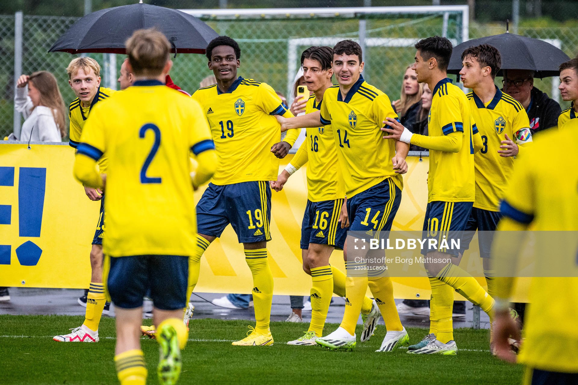 Sveriges Dennis Asprilla Ponce jublar med lagkamrater