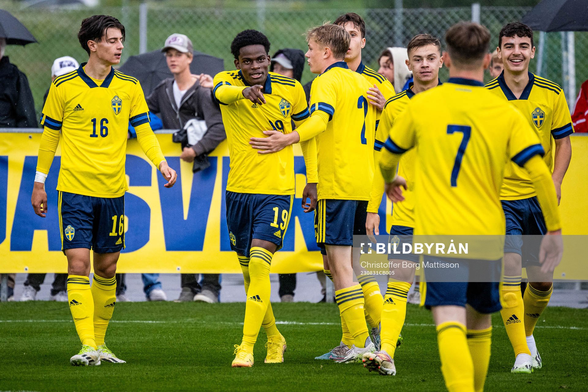 Sveriges Dennis Asprilla Ponce jublar med lagkamrater