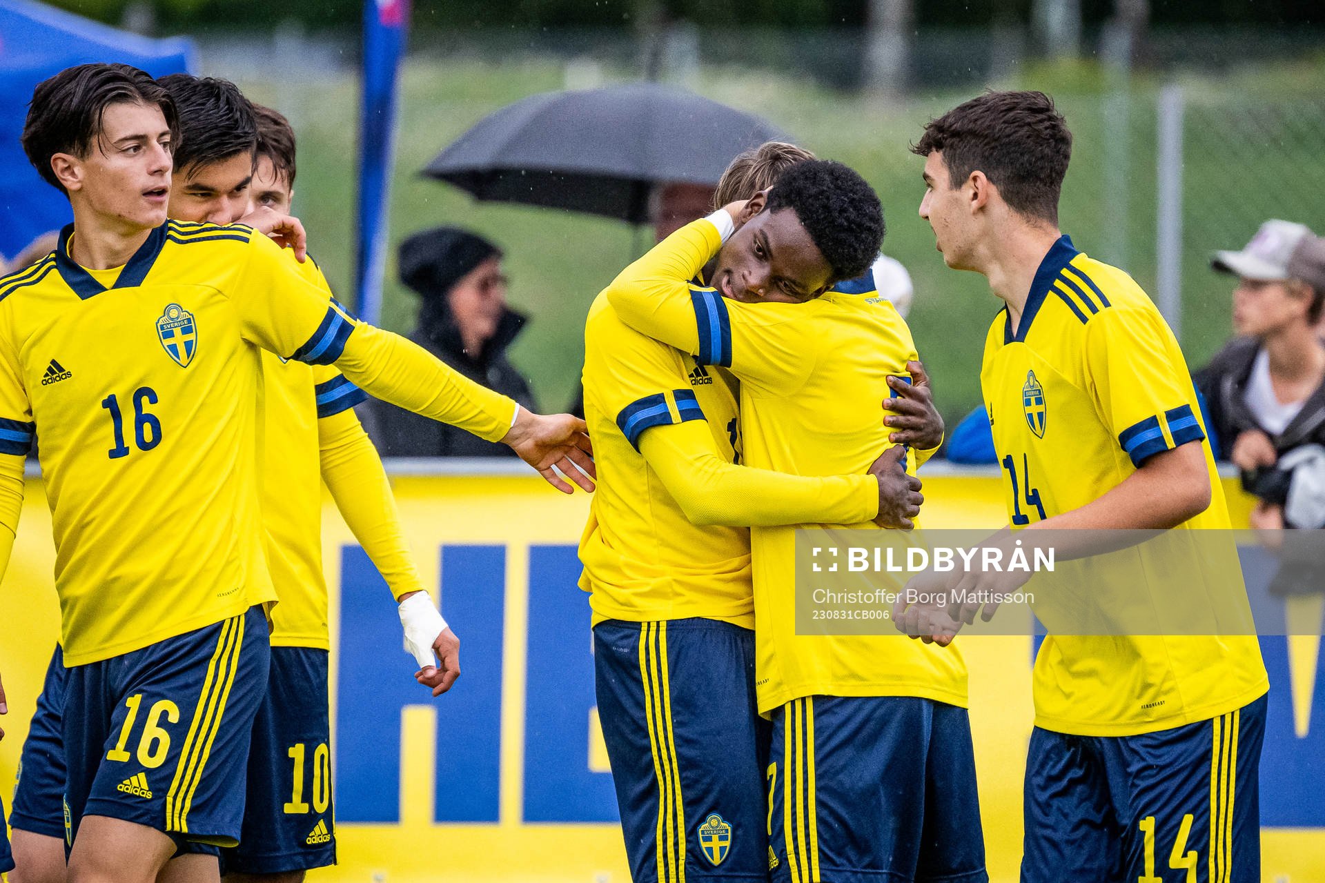 Sveriges Dennis Asprilla Ponce jublar med lagkamrater efter 1-0 under träningslandskampen i fotboll mellan Sverige P16 och Estland P16 den 31 augusti 2023 i Höganäs.