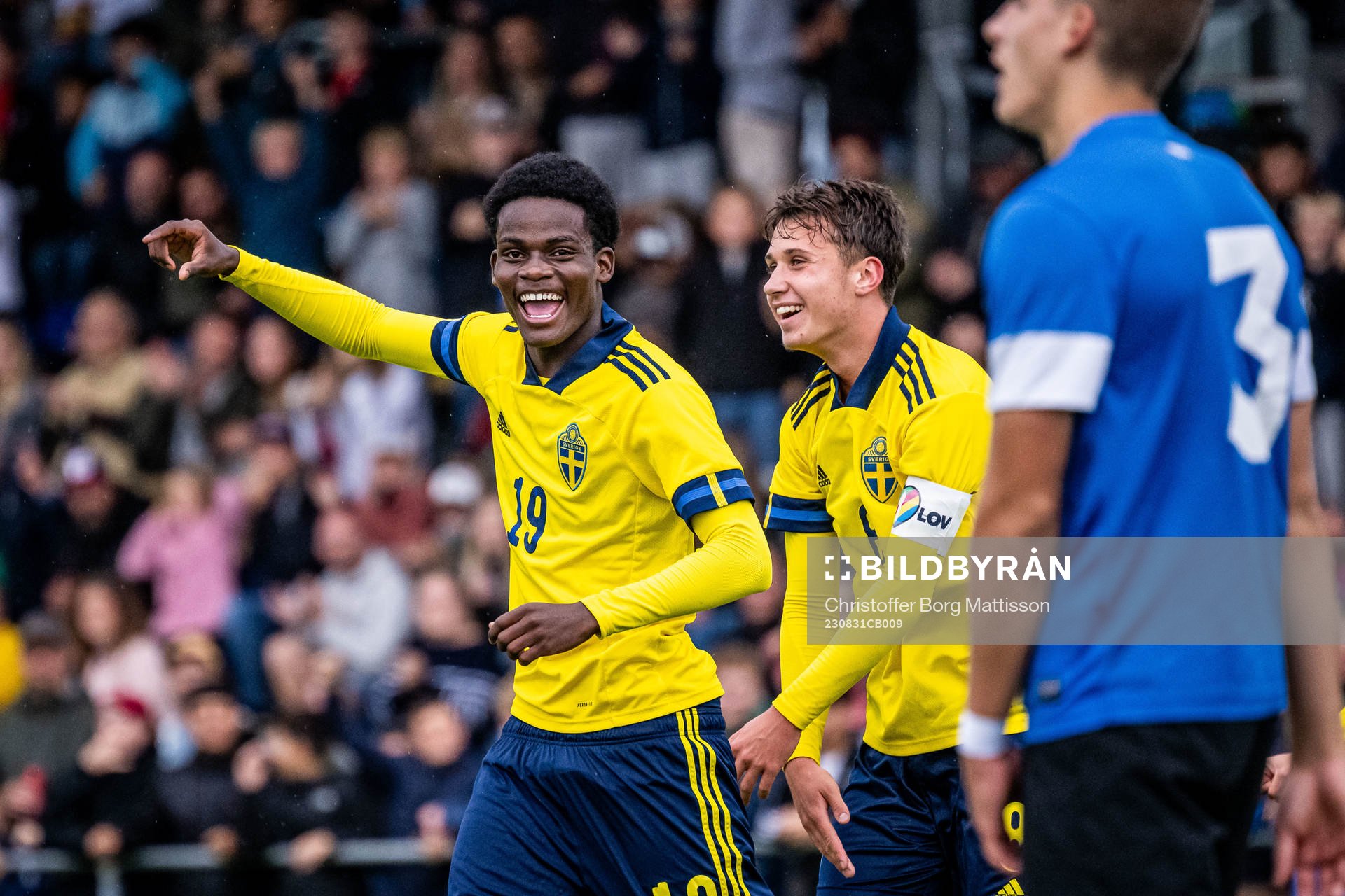 Sveriges Dennis Asprilla Ponce jublar med Kenan Busuladzic