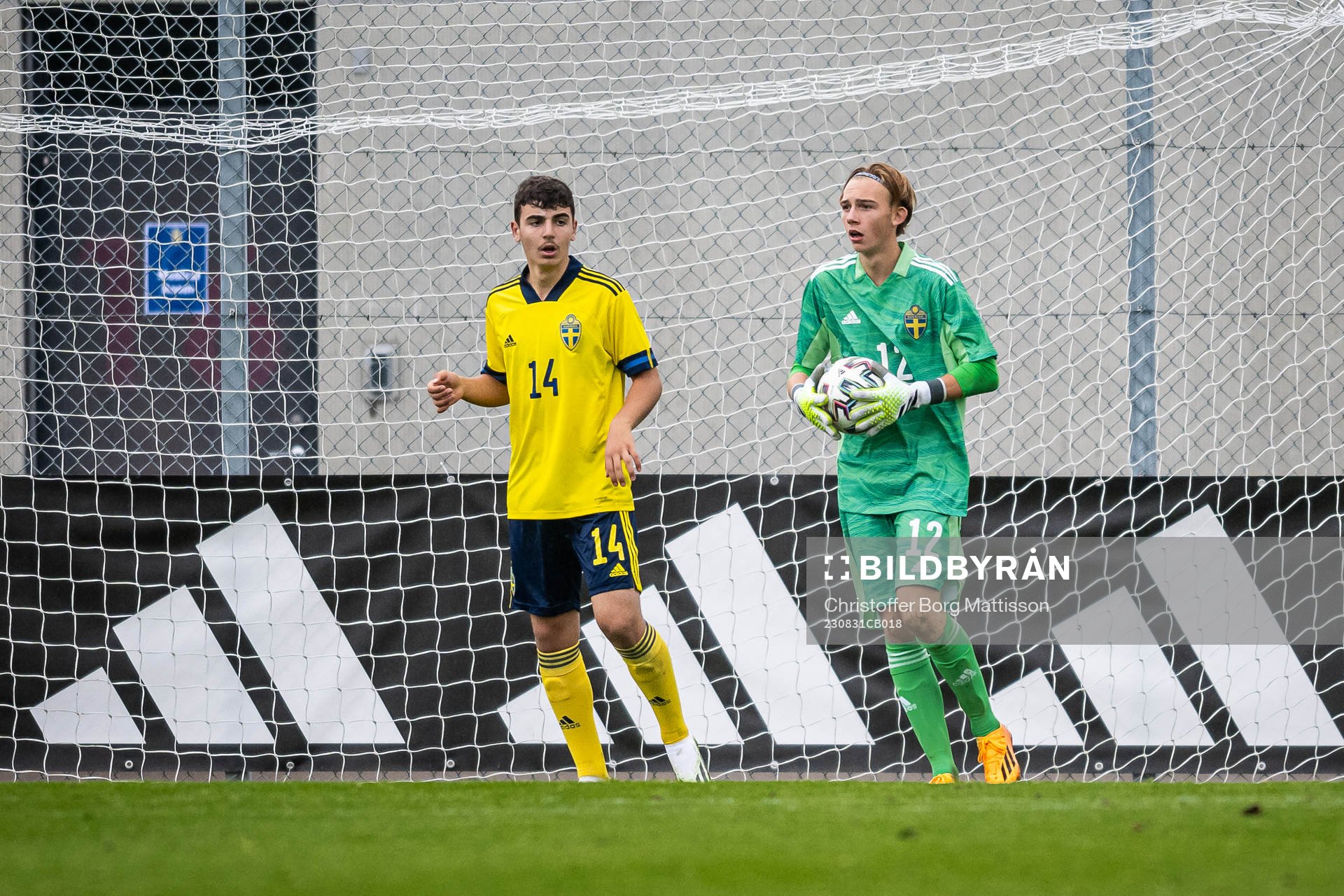 Sveriges Bleon Kurtulus och målvakt Elton Fischerström