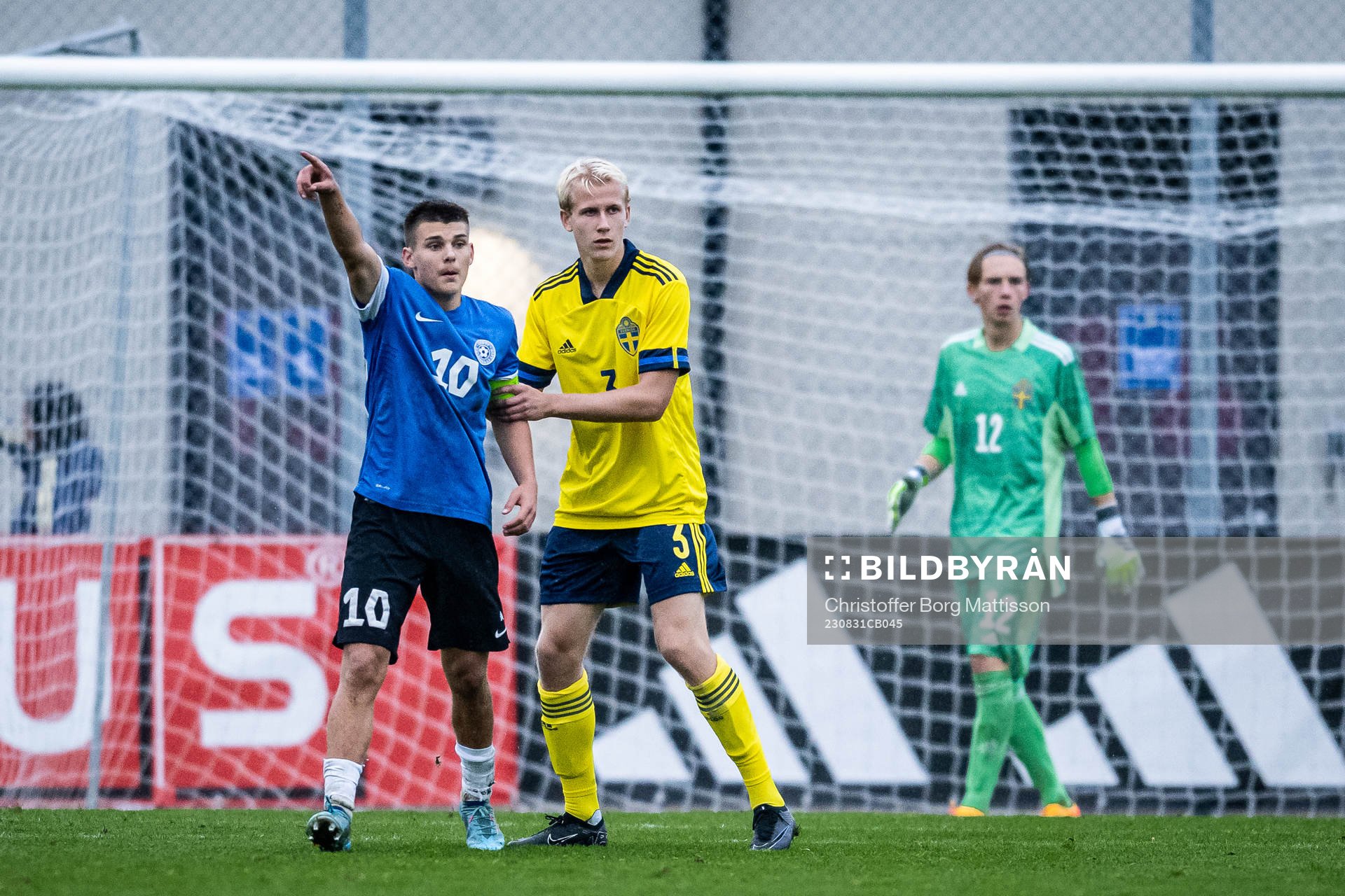 Estlands Patrik Kristal och Sveriges Harry Hilvenius under träningslandskampen i fotboll mellan Sverige P16 och Estland P16 den 31 augusti 2023 i Höganäs.