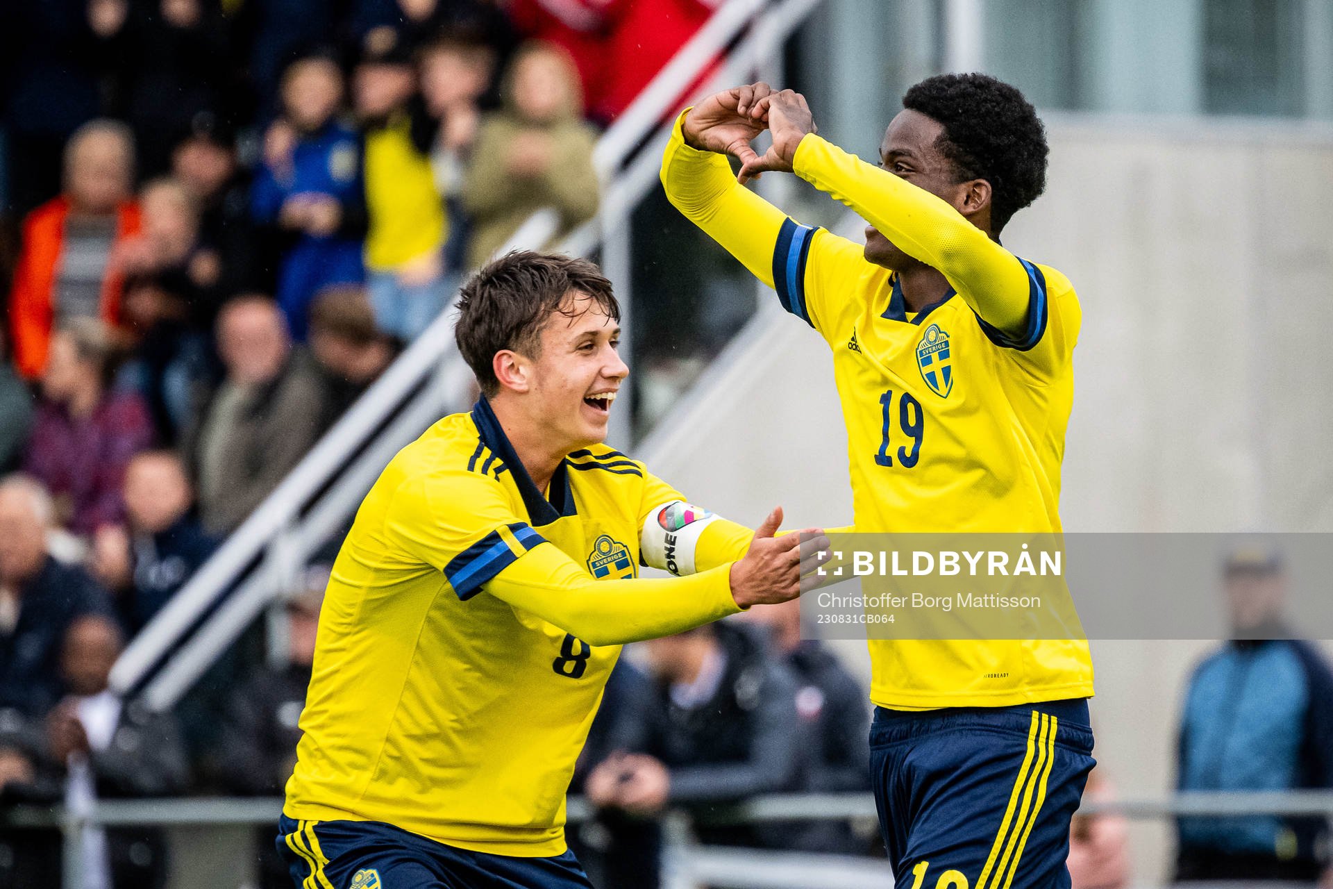 Sveriges Kenan Busuladzic och Dennis Asprilla Ponce jublar efter 2-0 under träningslandskampen i fotboll mellan Sverige P16 och Estland P16 den 31 augusti 2023 i Höganäs.