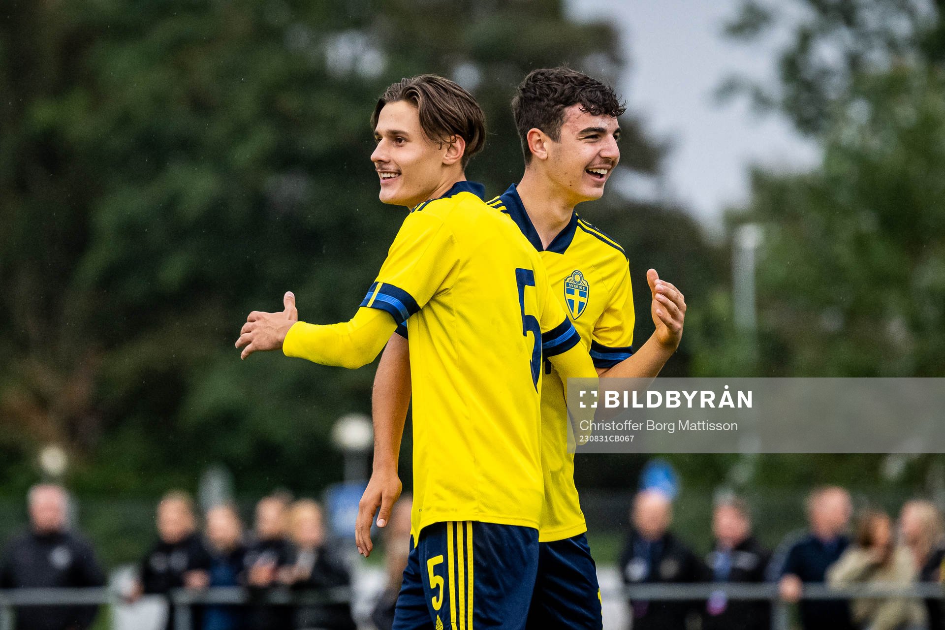 Sveriges Melvin Vucenovic Persson och Bleon Kurtulus jublar efter 2-0 under träningslandskampen i fotboll mellan Sverige P16 och Estland P16 den 31 augusti 2023 i Höganäs.