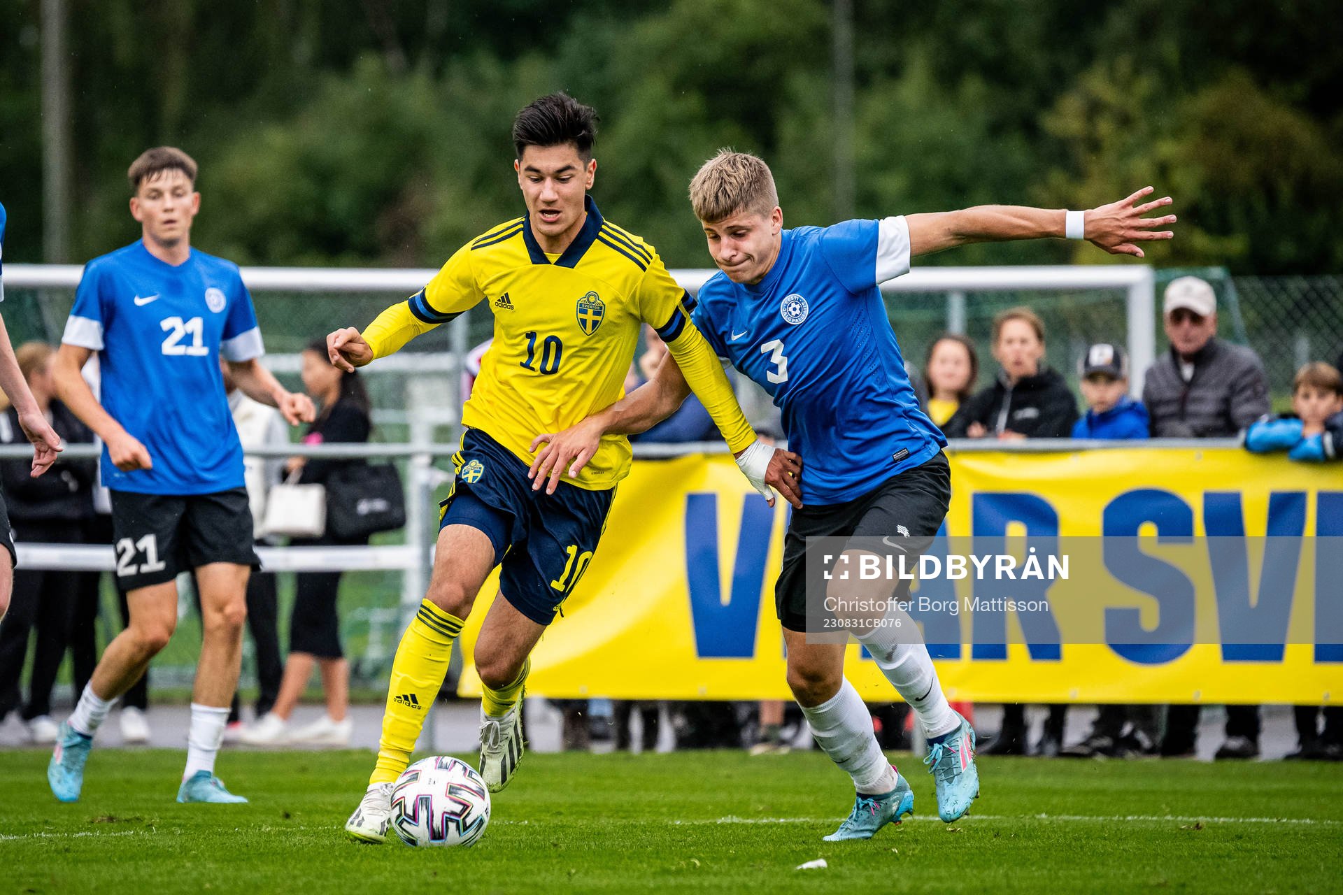 Sveriges Philip Pawlowski och Estlands Jevgeni Tsernjakov under träningslandskampen i fotboll mellan Sverige P16 och Estland P16 den 31 augusti 2023 i Höganäs. 