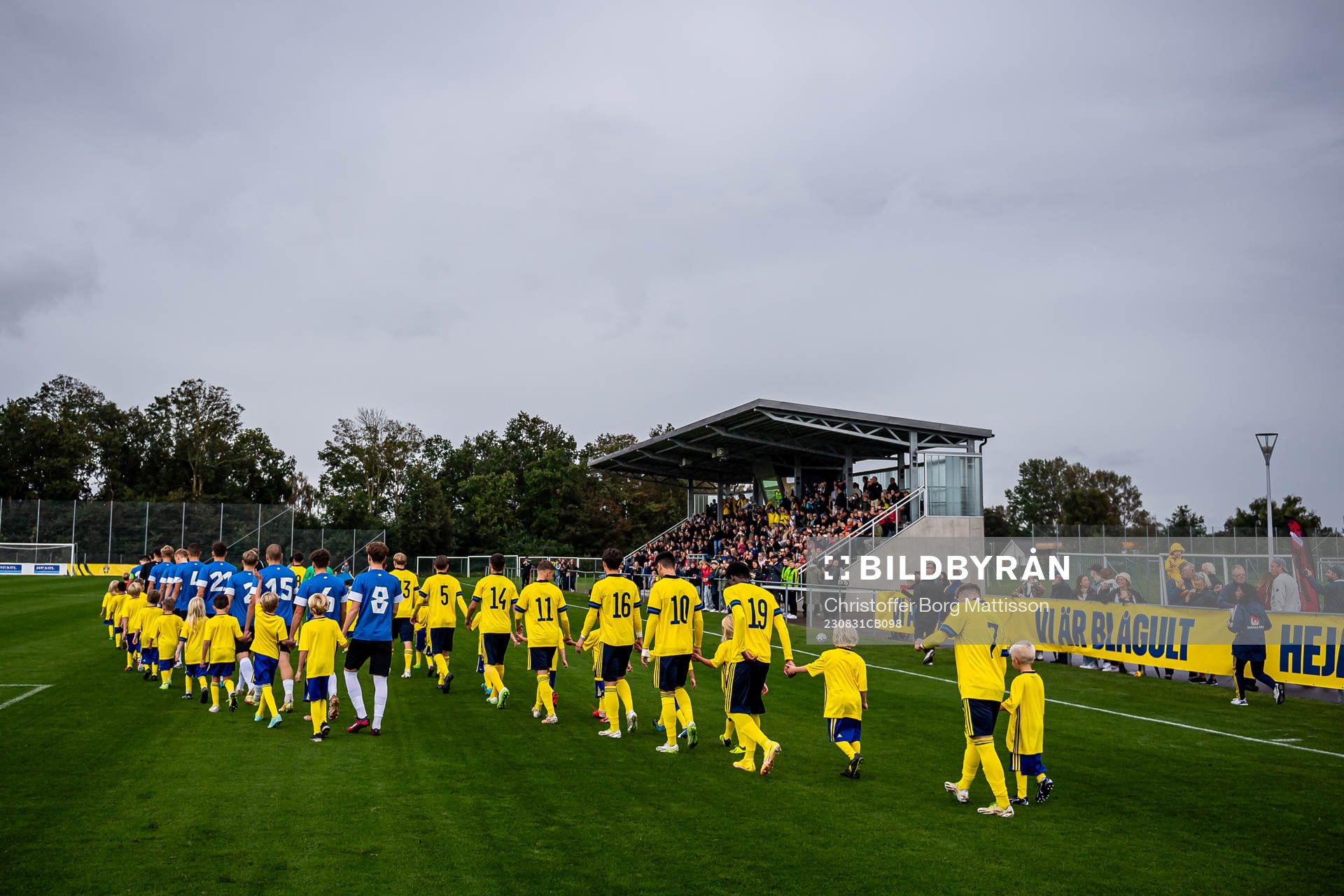 Estlands och Sveriges spelare gör entré till