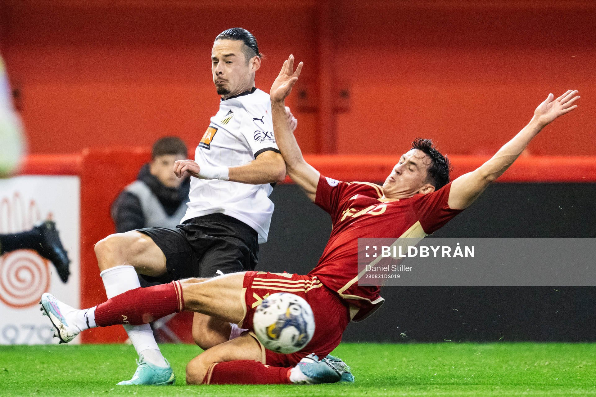 Amor Layouni of Häcken and Jamie McGrath of Aberdeen