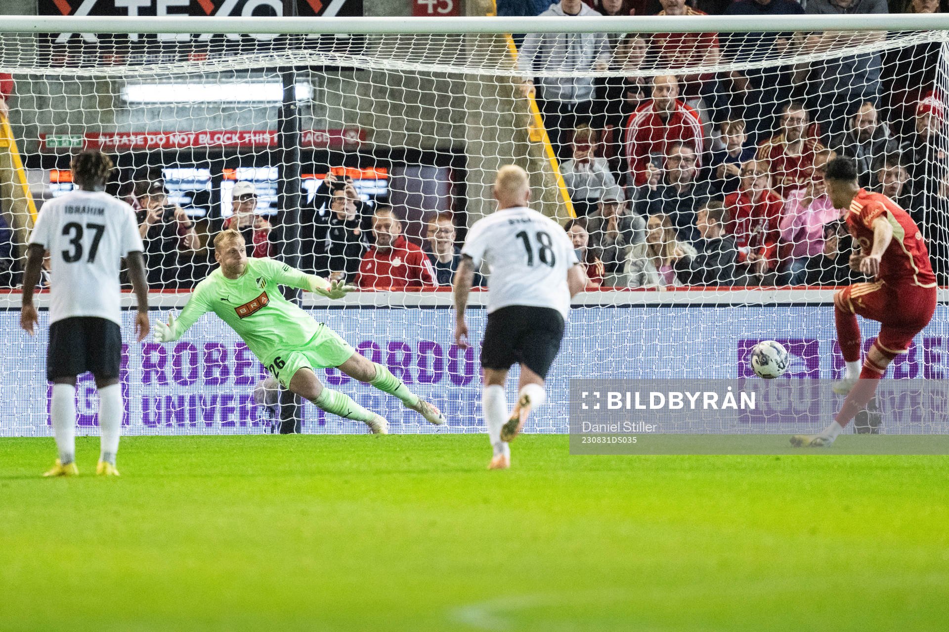 Peter Abrahamsson  of Häcken and Bojan Miovski of Aberdeen