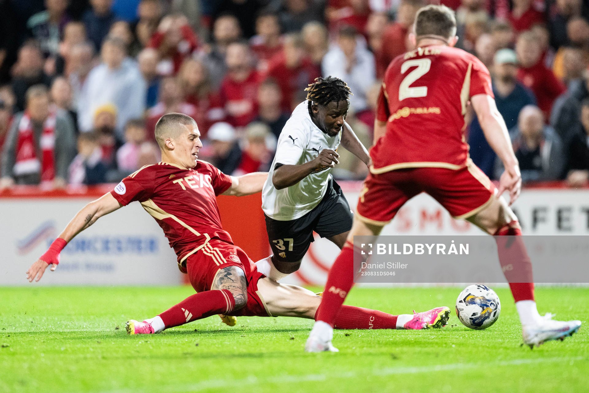 Slobodan Rubezic of Aberdeen and Ibrahim Sadiq of Häcken
