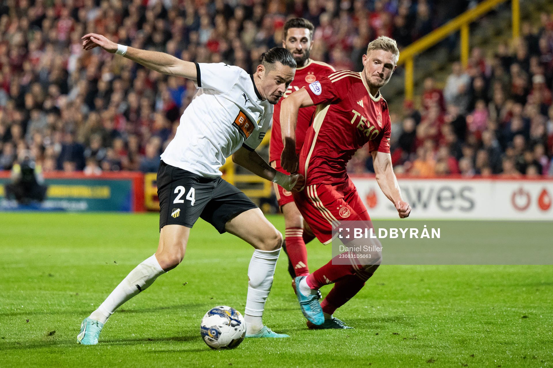 Amor Layouni of Häcken and Richard Jensen of Aberdeen